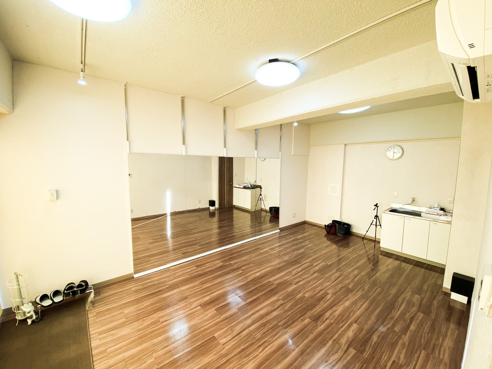 スタジオ手前右上からの写真です