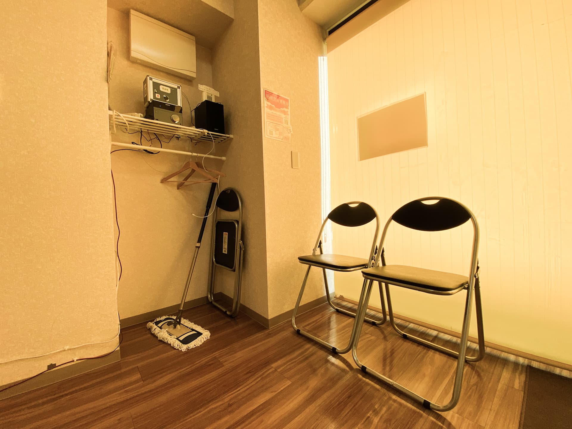 パイプ椅子は3つあります。