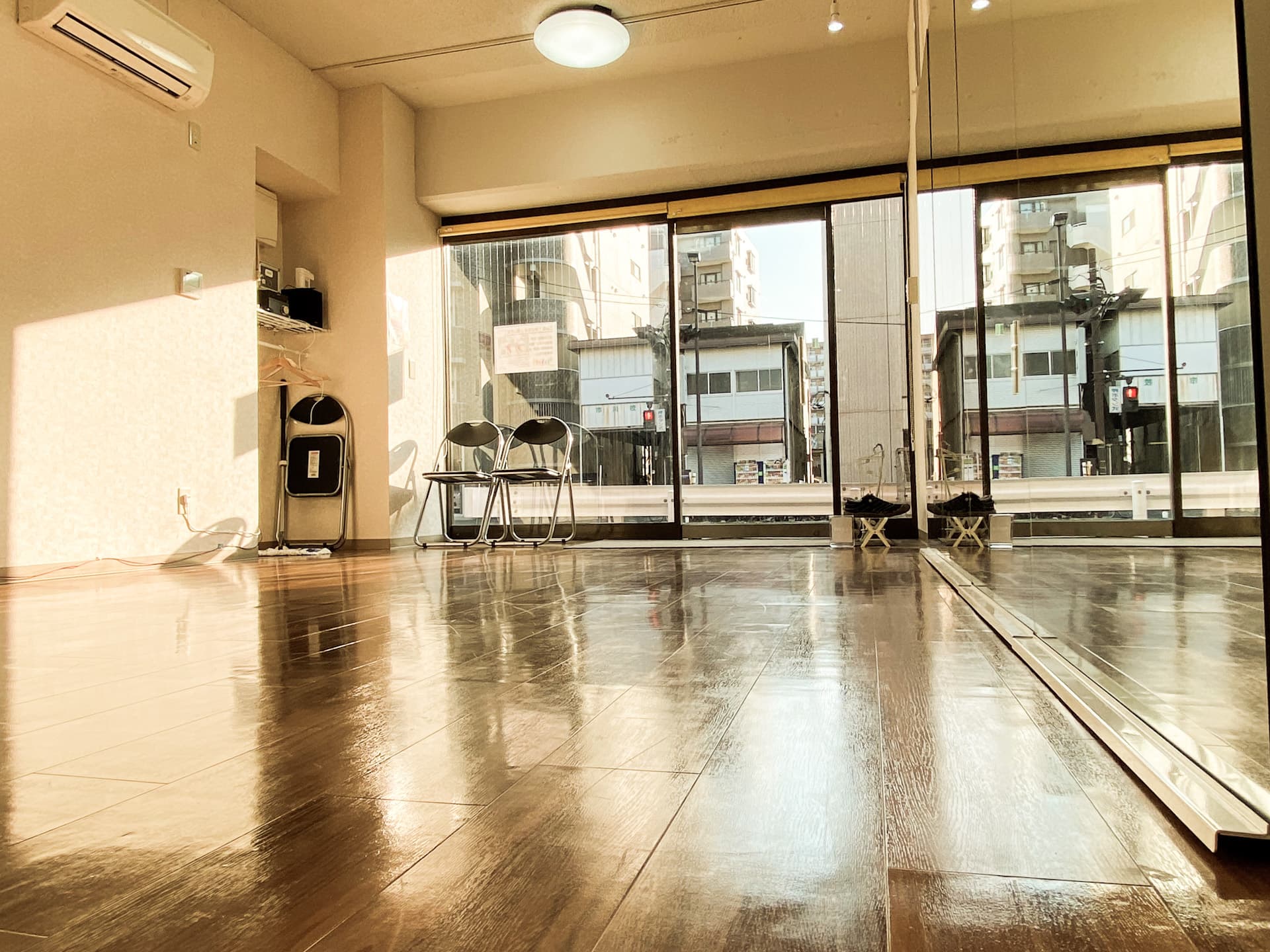 スタジオ左奥下方からの写真です