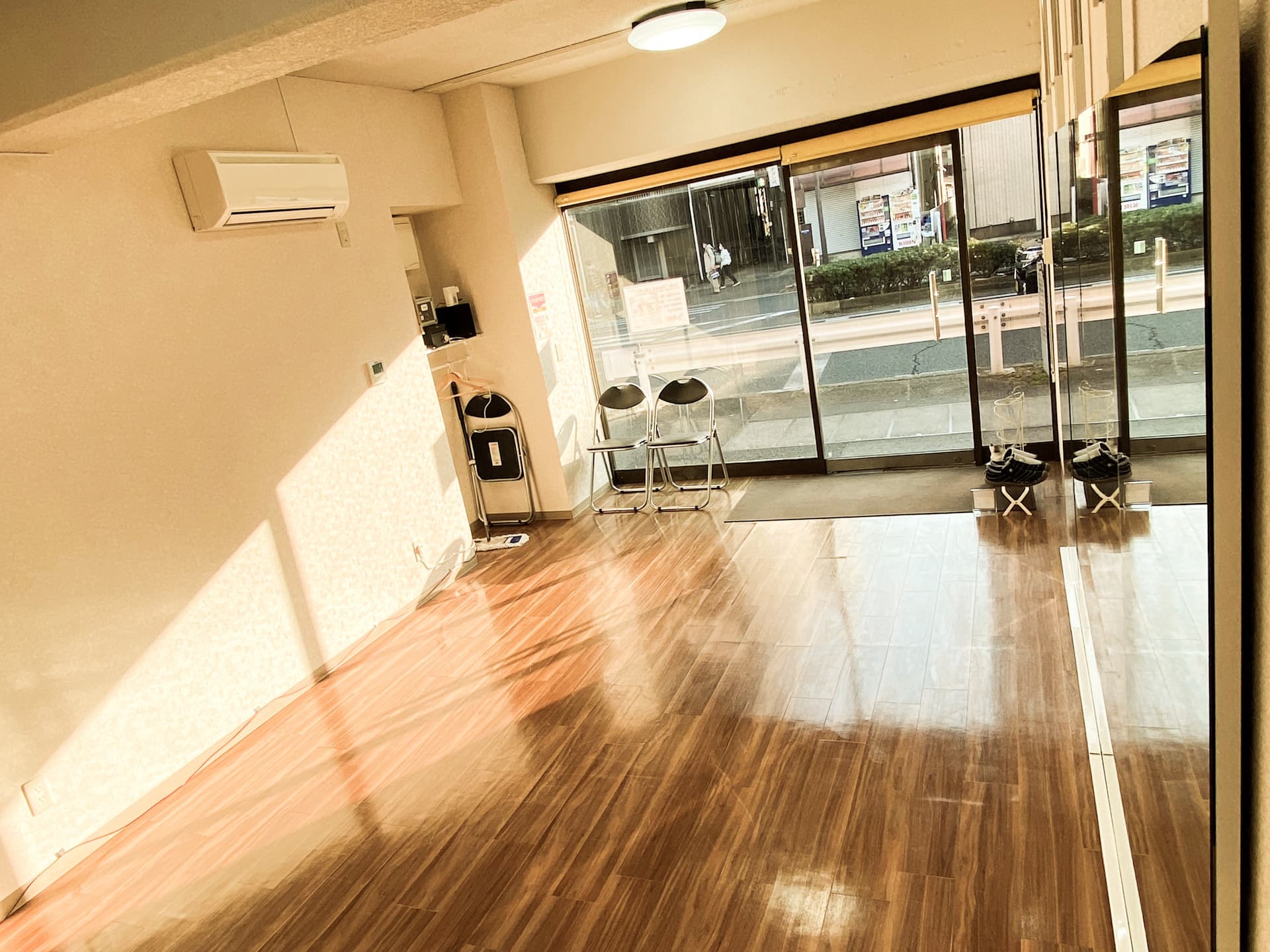 スタジオ左奥上方からの写真です