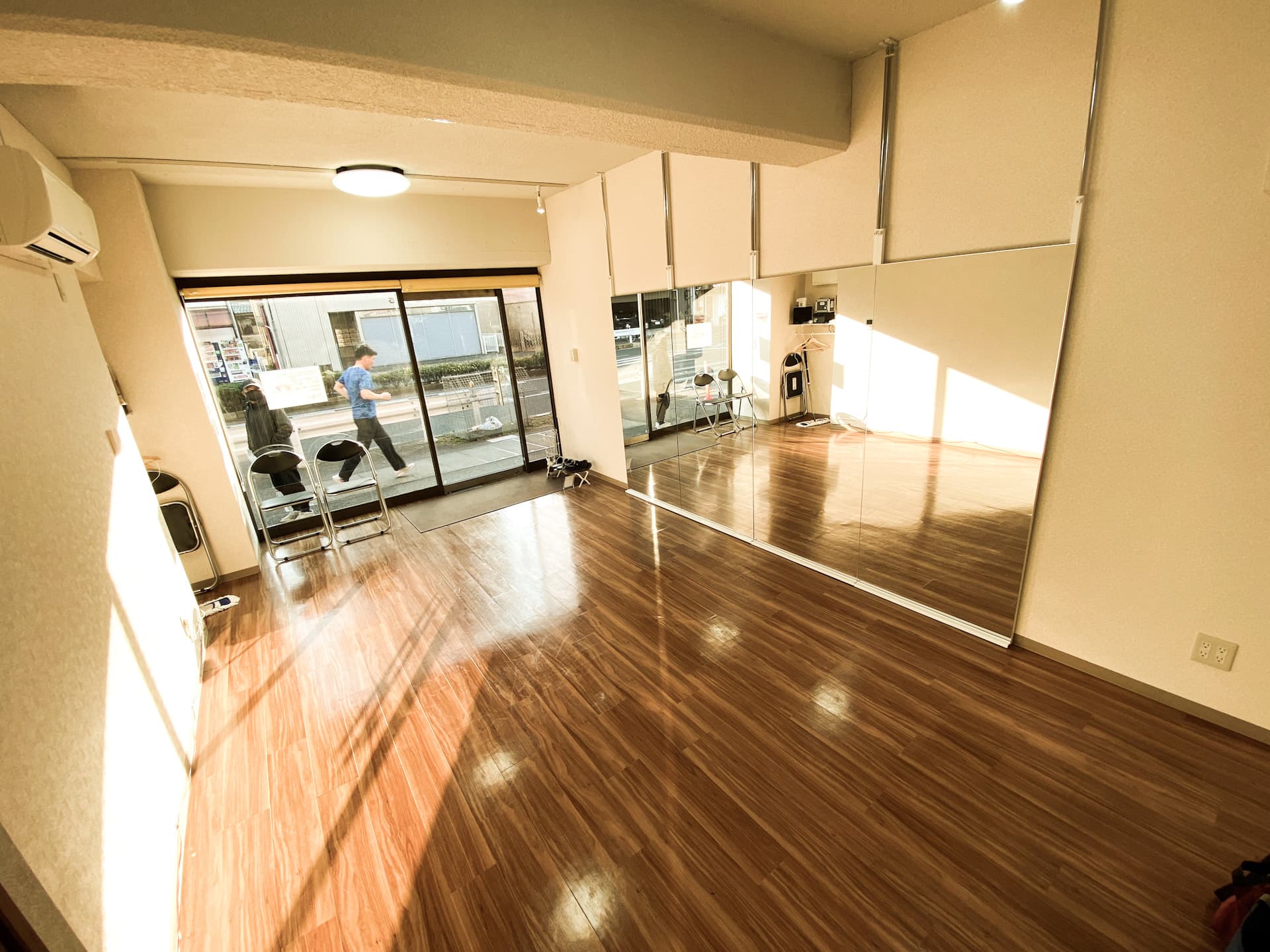 スタジオ右奥からの写真です