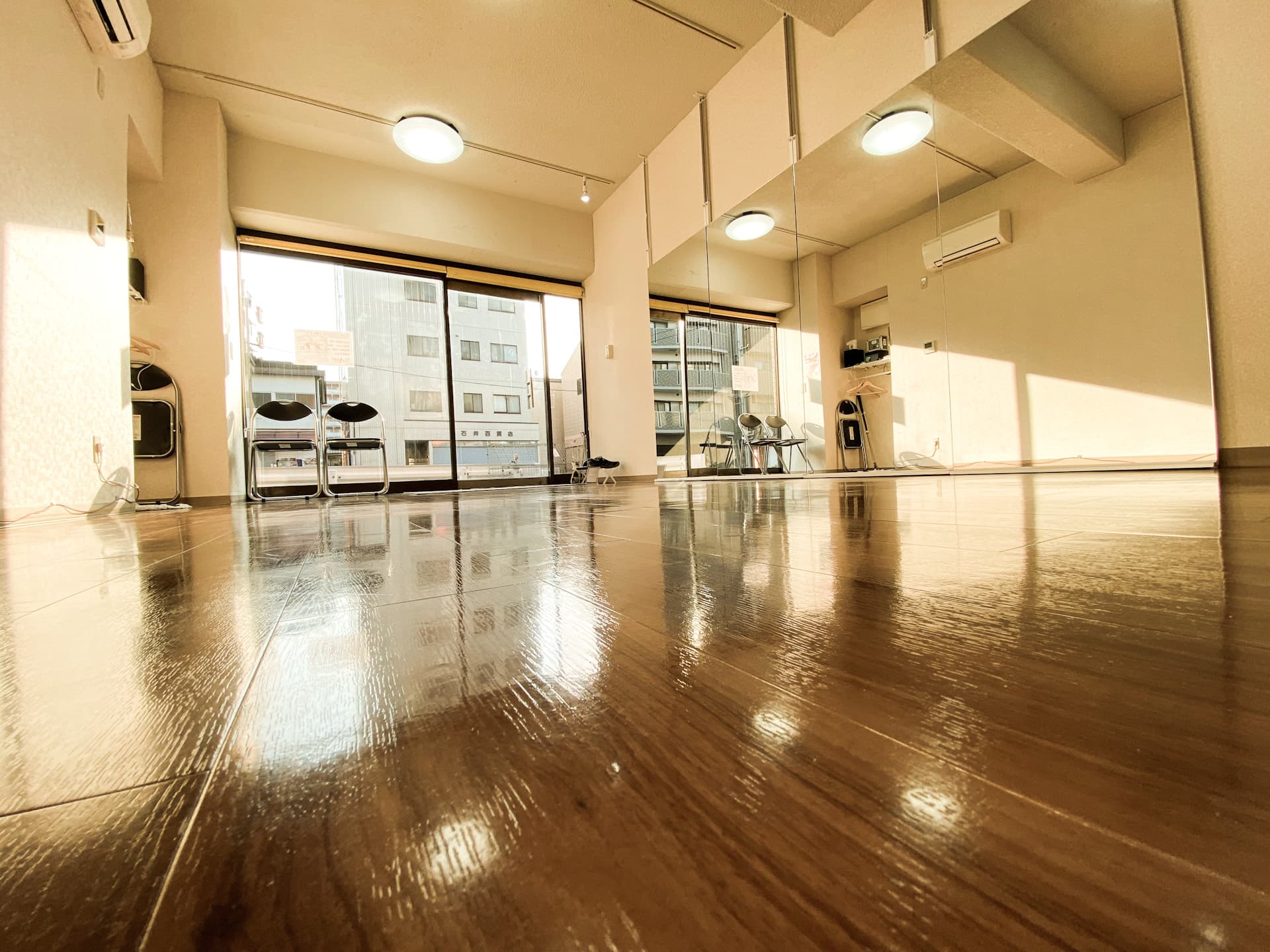 スタジオ右奥下方からの写真