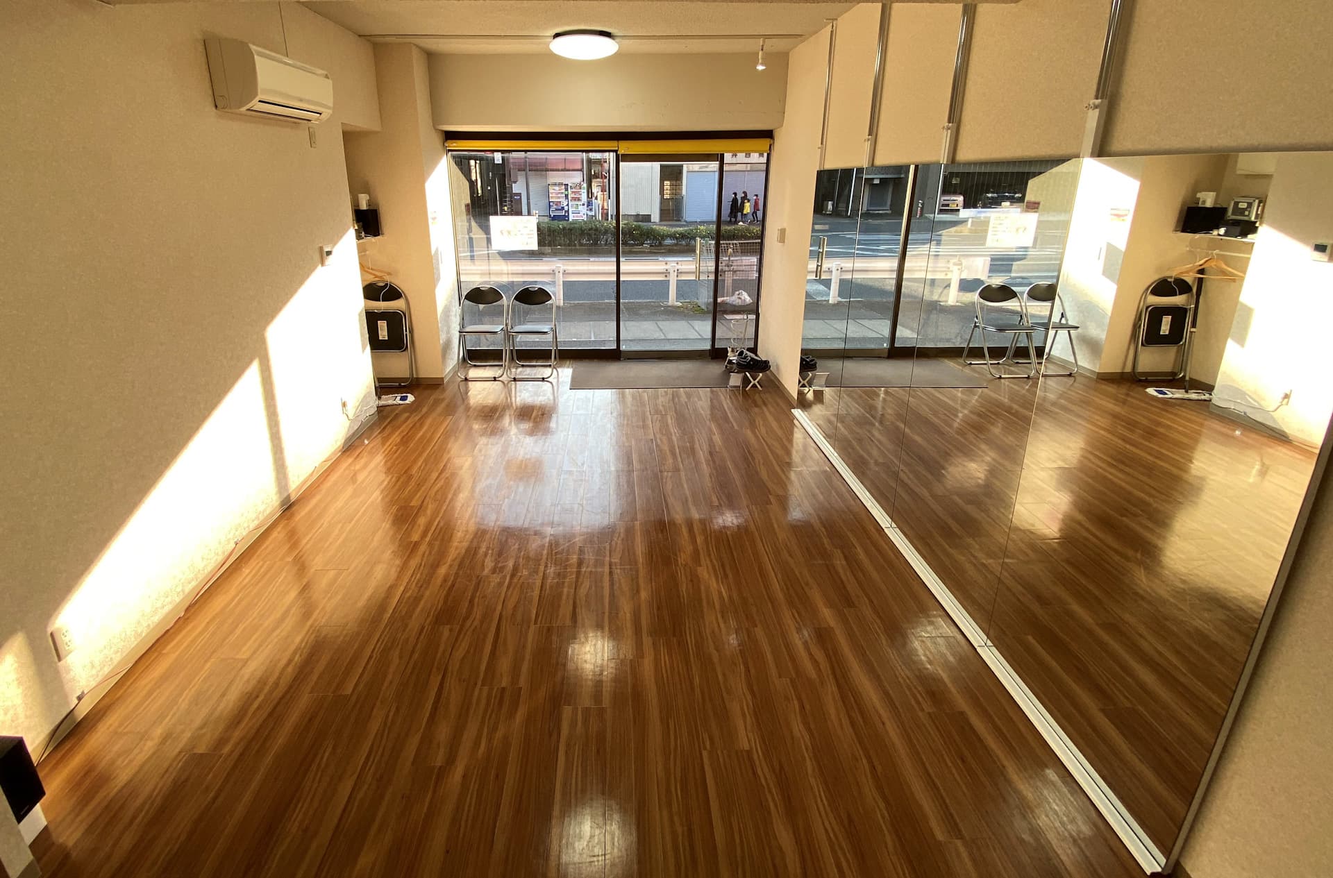 スタジオ正面奥からの写真です