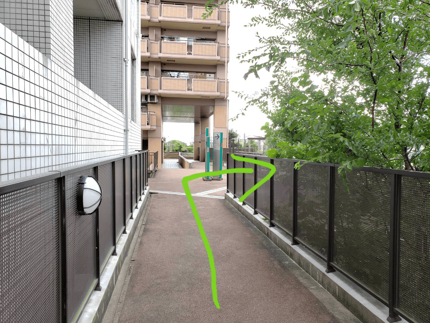 『 階段ルート 』 階段を上り右へ