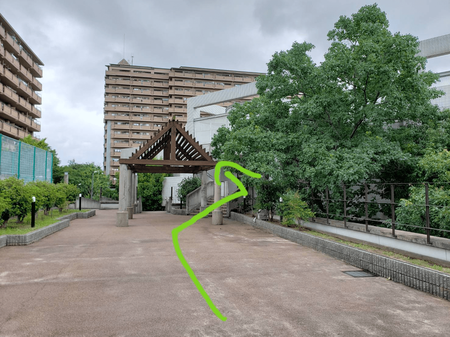 少しまっすぐ進み、右手の階段を上がります。