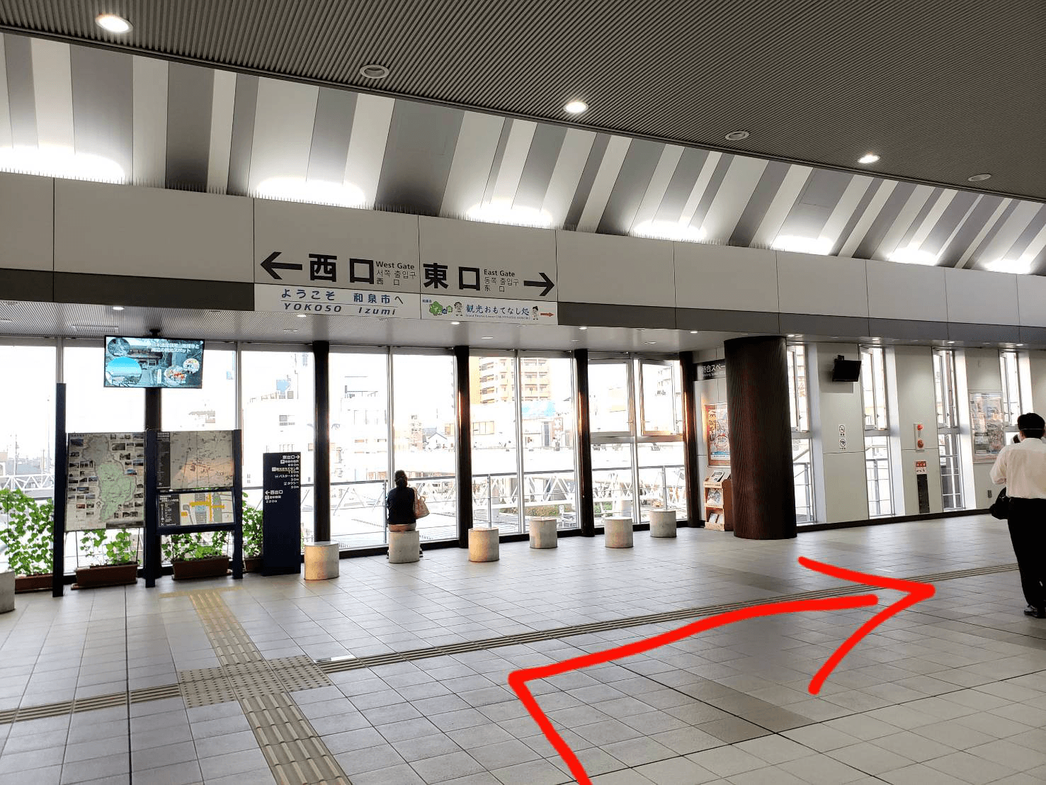 改札を出て右、東口方面へ