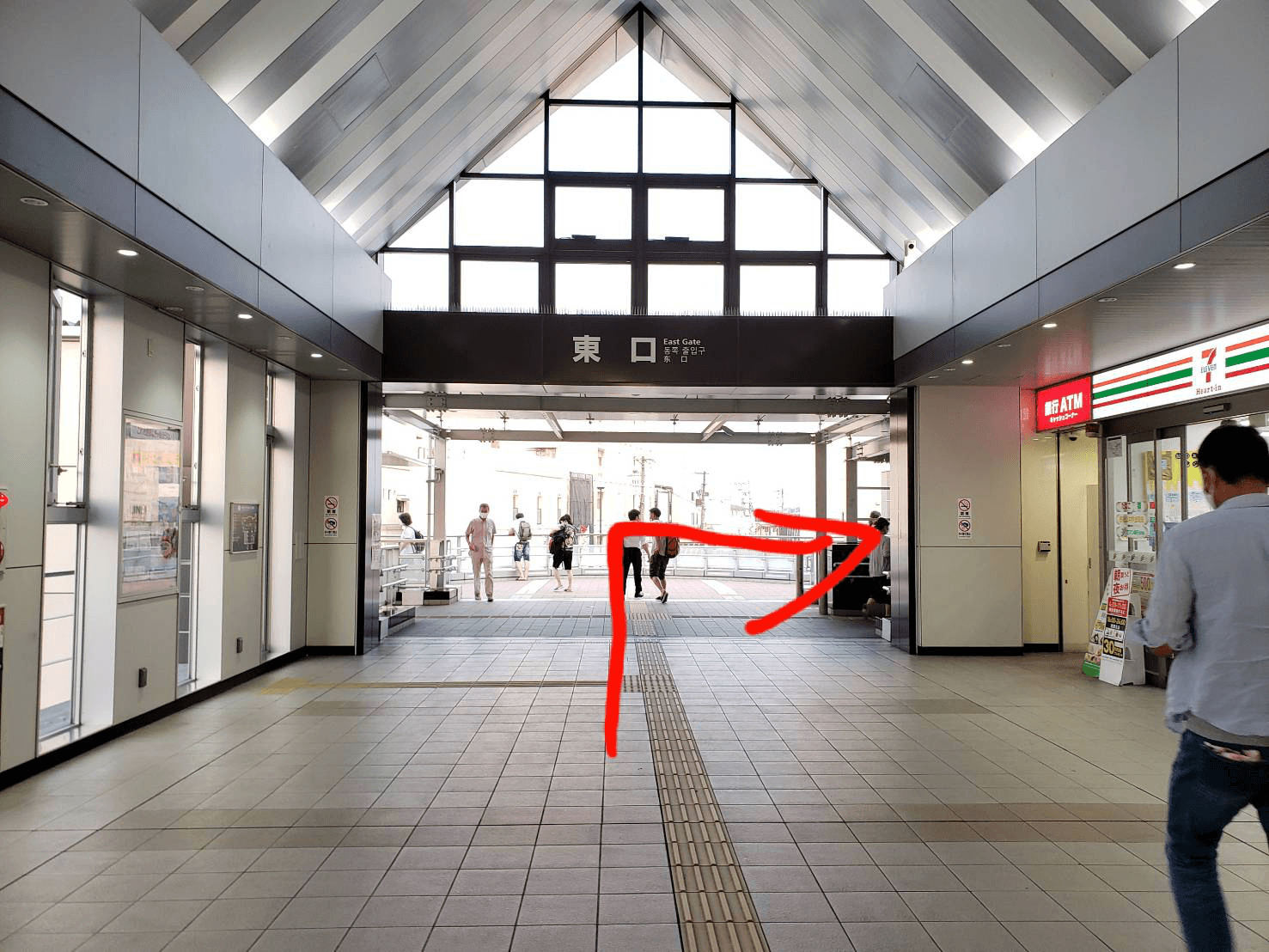 東口のゲートをくぐり抜けて右へ