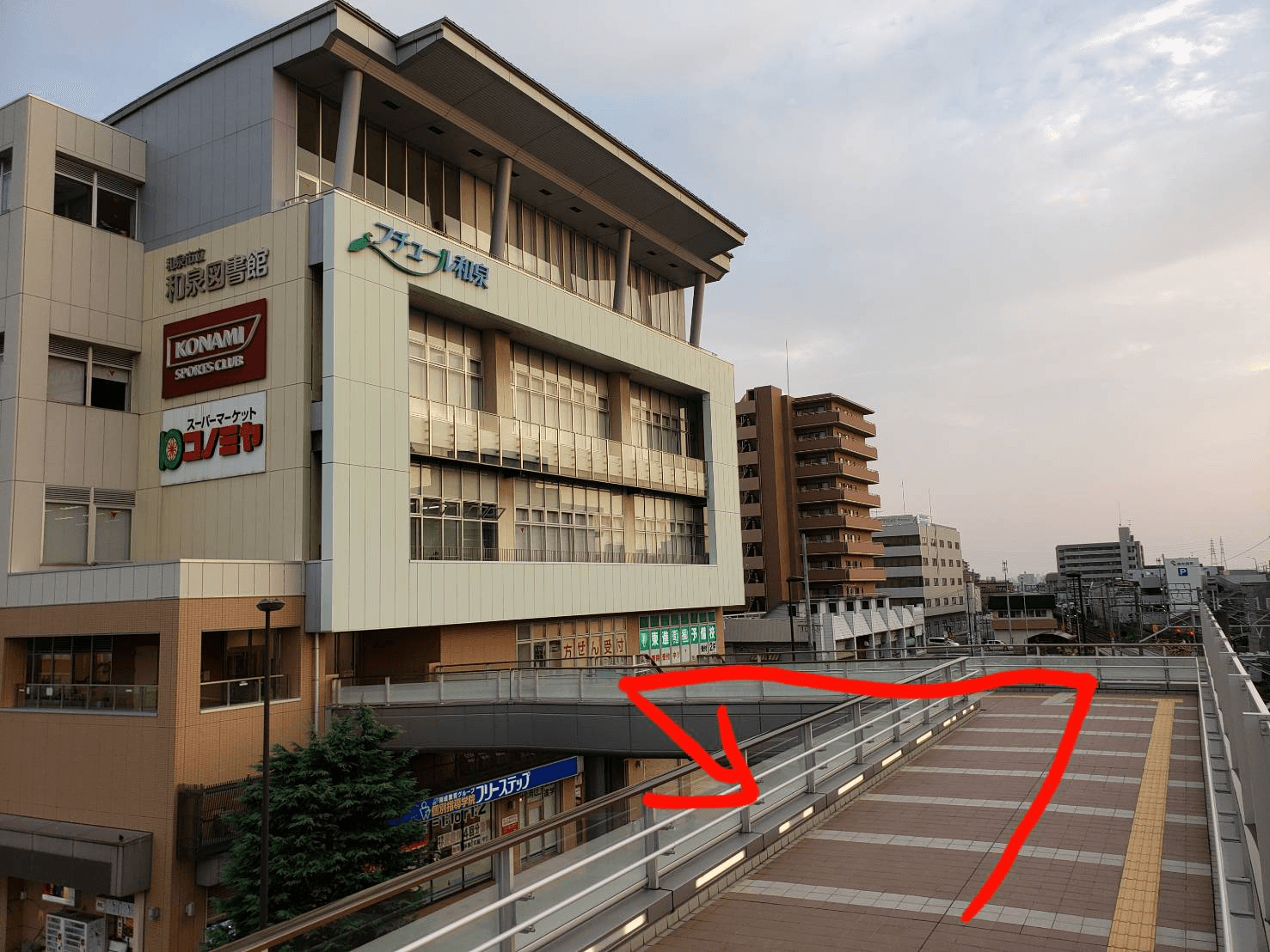 突き当り左に曲がり、すぐ右手にある階段を降ります