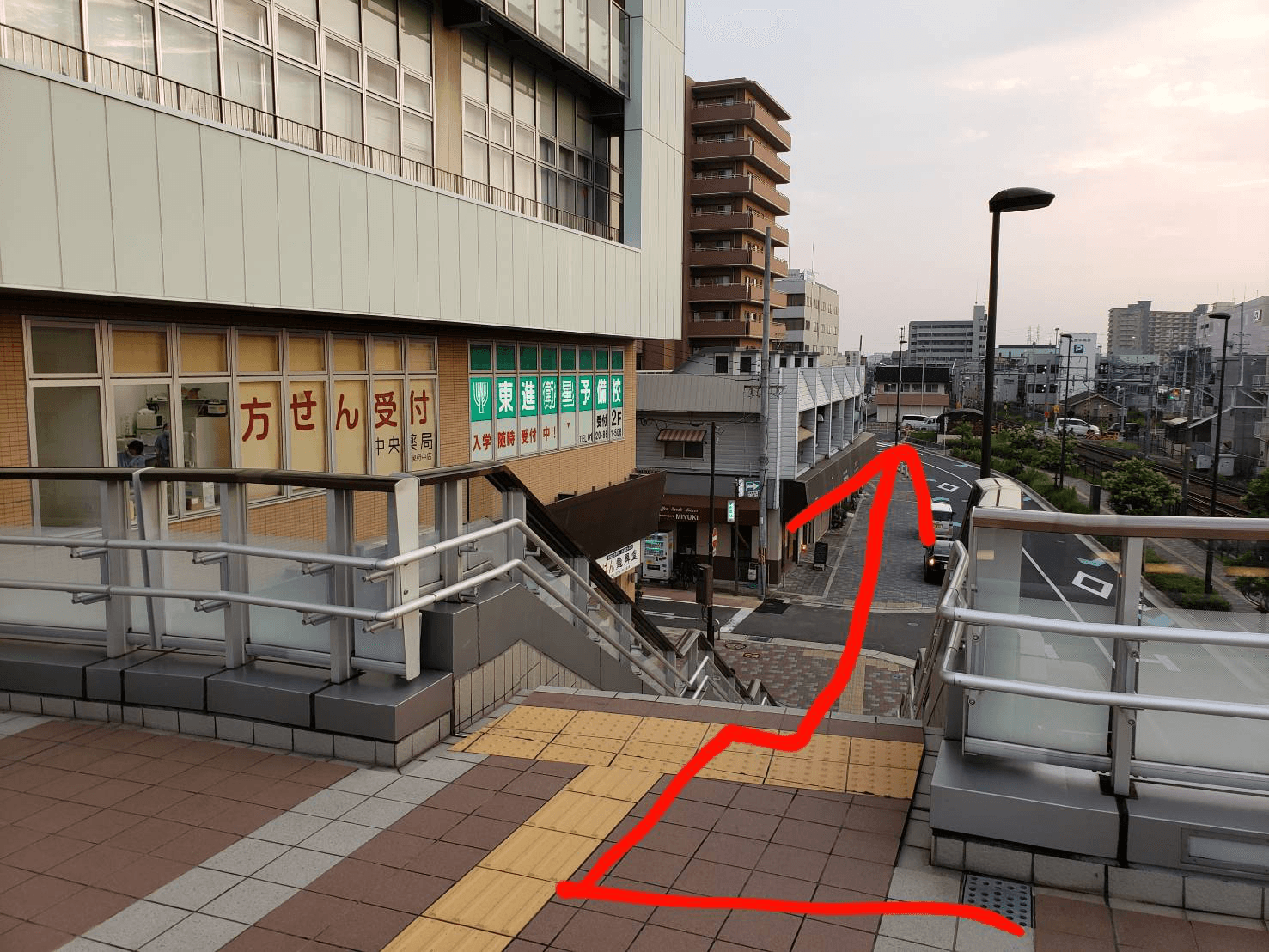 階段を降りてそのまま真っ直ぐ進み