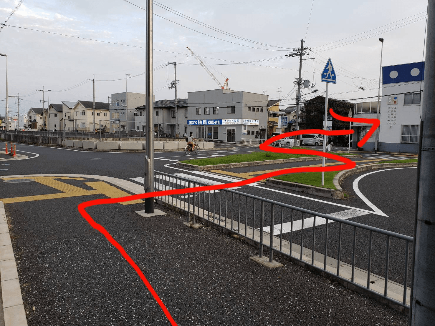 すぐ右手、横断歩道を渡り左に向いてすぐ右手の道へ入ります