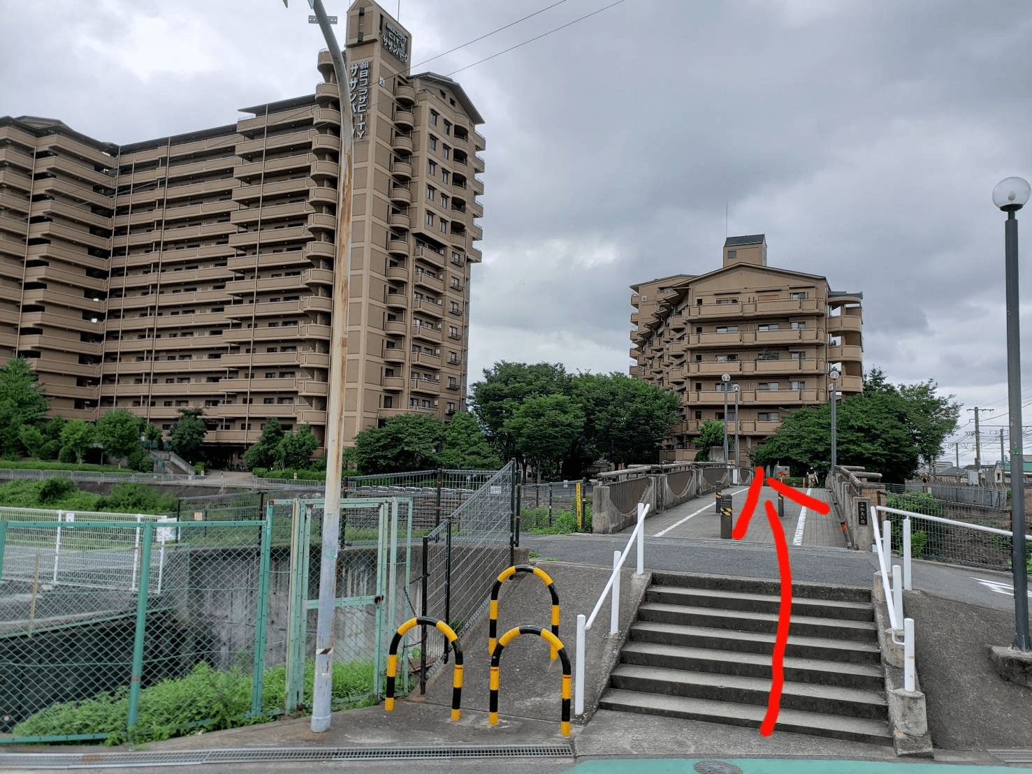 真っ直ぐ進み、突き当りの橋を渡ります