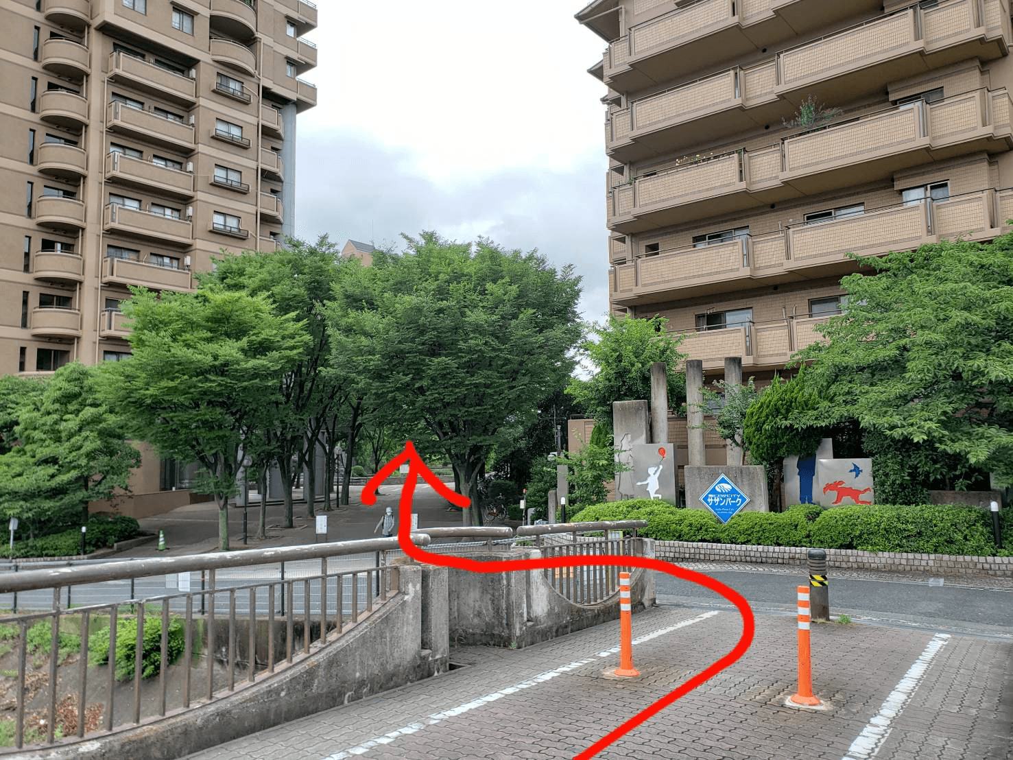 突き当り左、すぐ右手マンション内を真っ直ぐ進み、