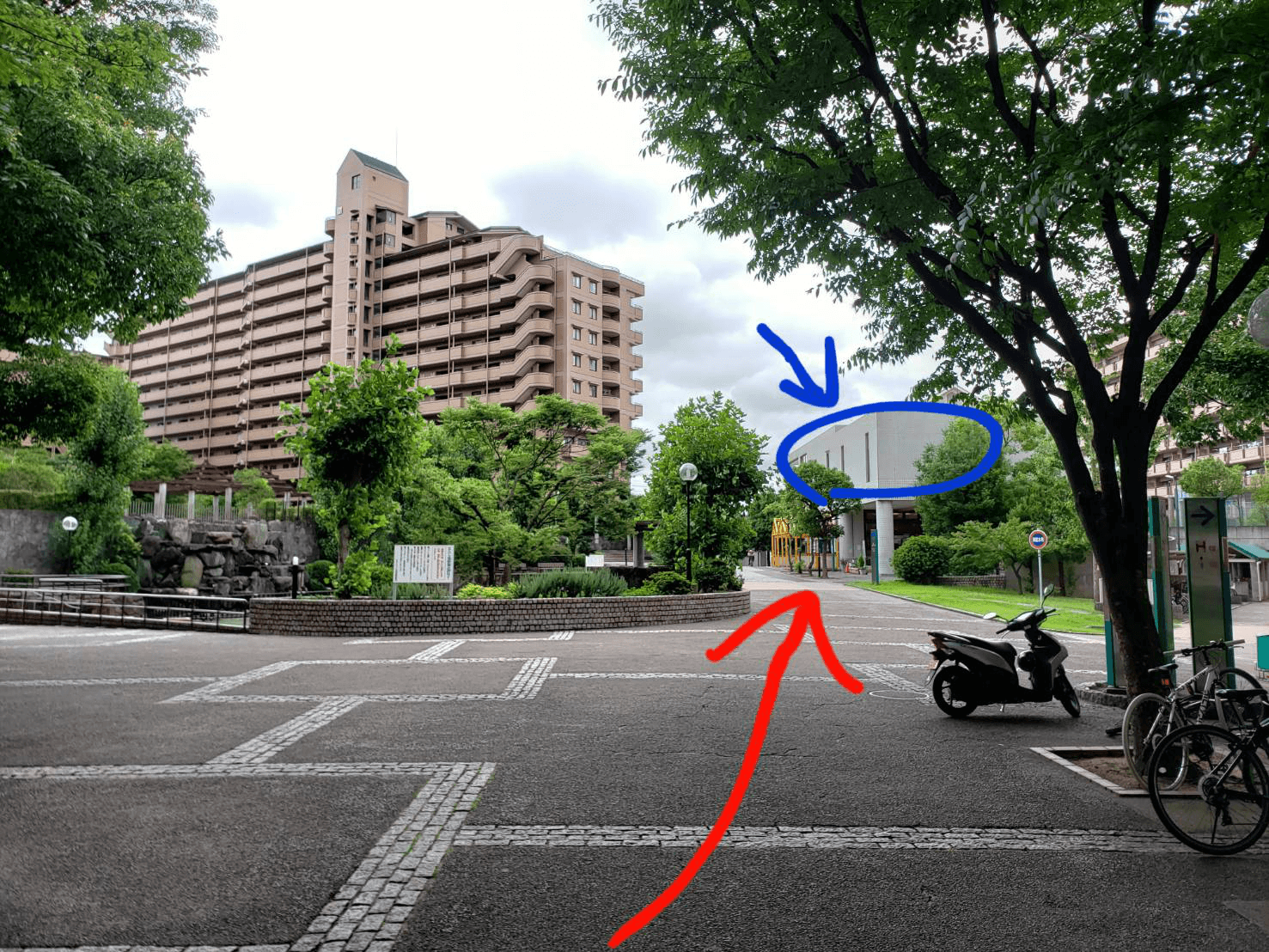 デイサービスセンター様の2階部分(青い〇部分)になります。