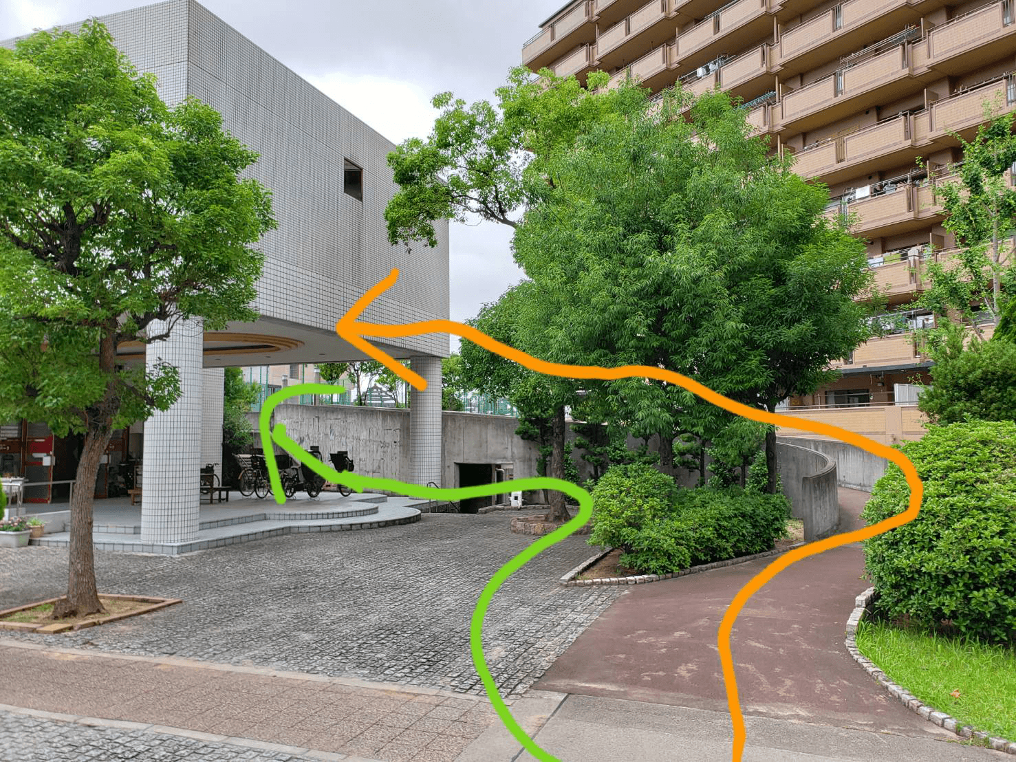 デイサービス様の横にある階段もしくはスロープで上がり