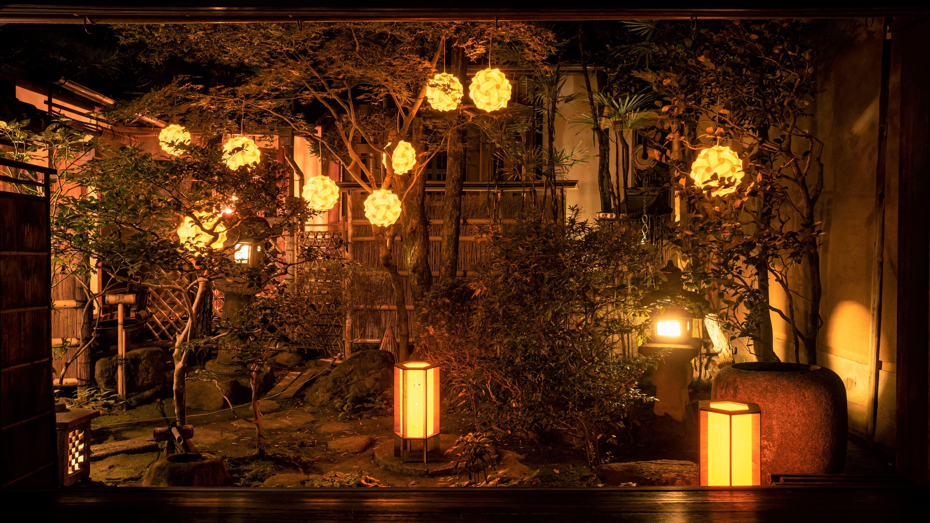 主屋の正面にある座敷庭のライトアップの様子