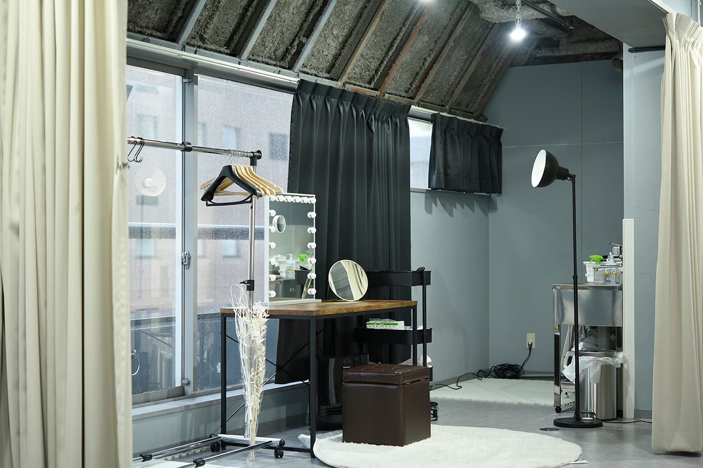 12㎡と広めのメイク&フィッティングルーム。ドライヤー、ヘアアイロン(19・32mm)、シンクも用意