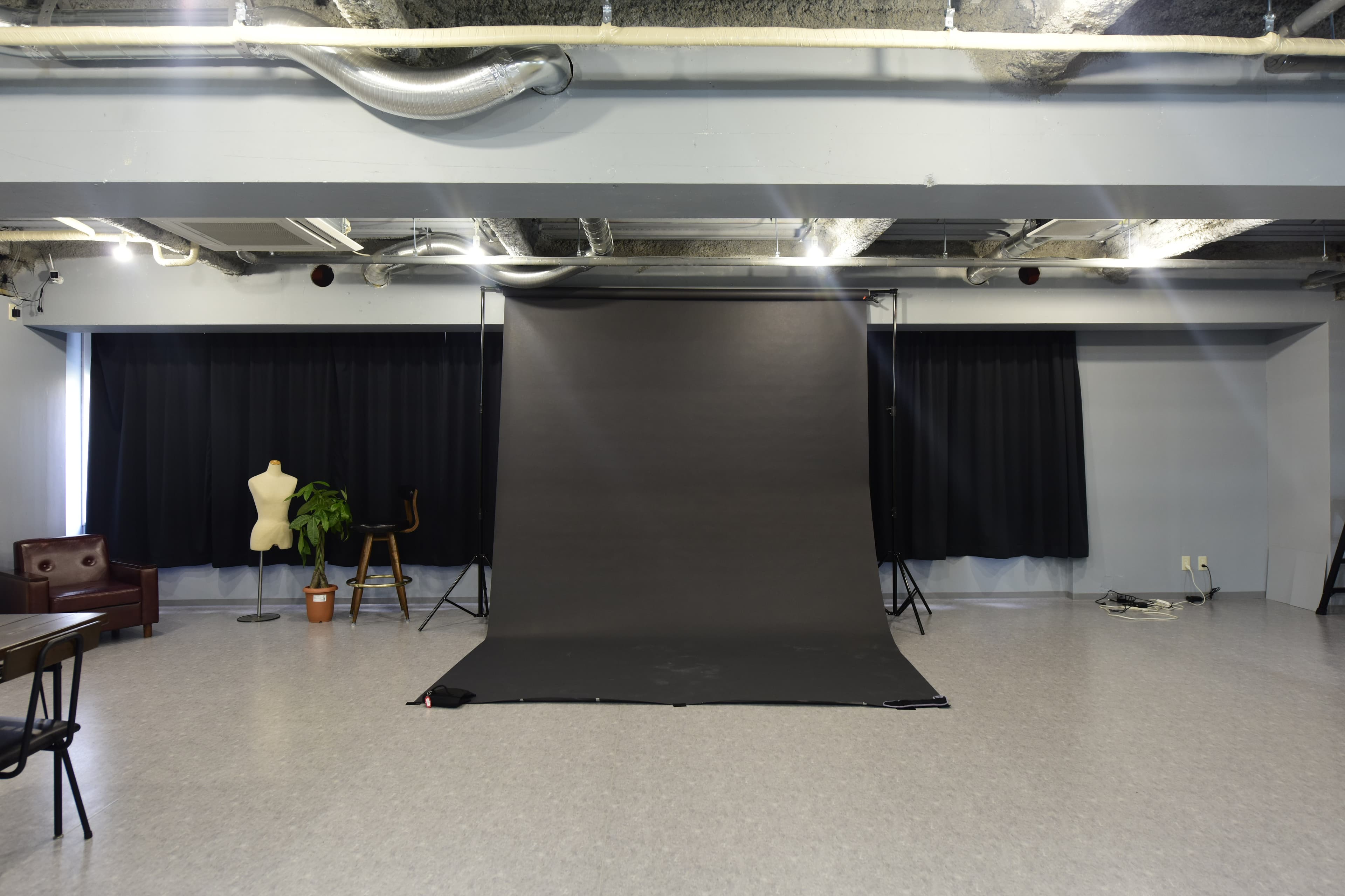 バック紙は幅2m70cmを約20色用意。1色2,000円でお貸ししています。