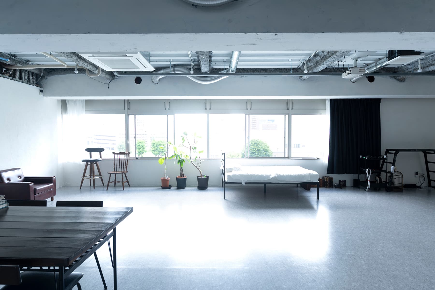 窓からの自然光をレースカーテンでディフューズすれば、ソフトなポートレート撮影も。