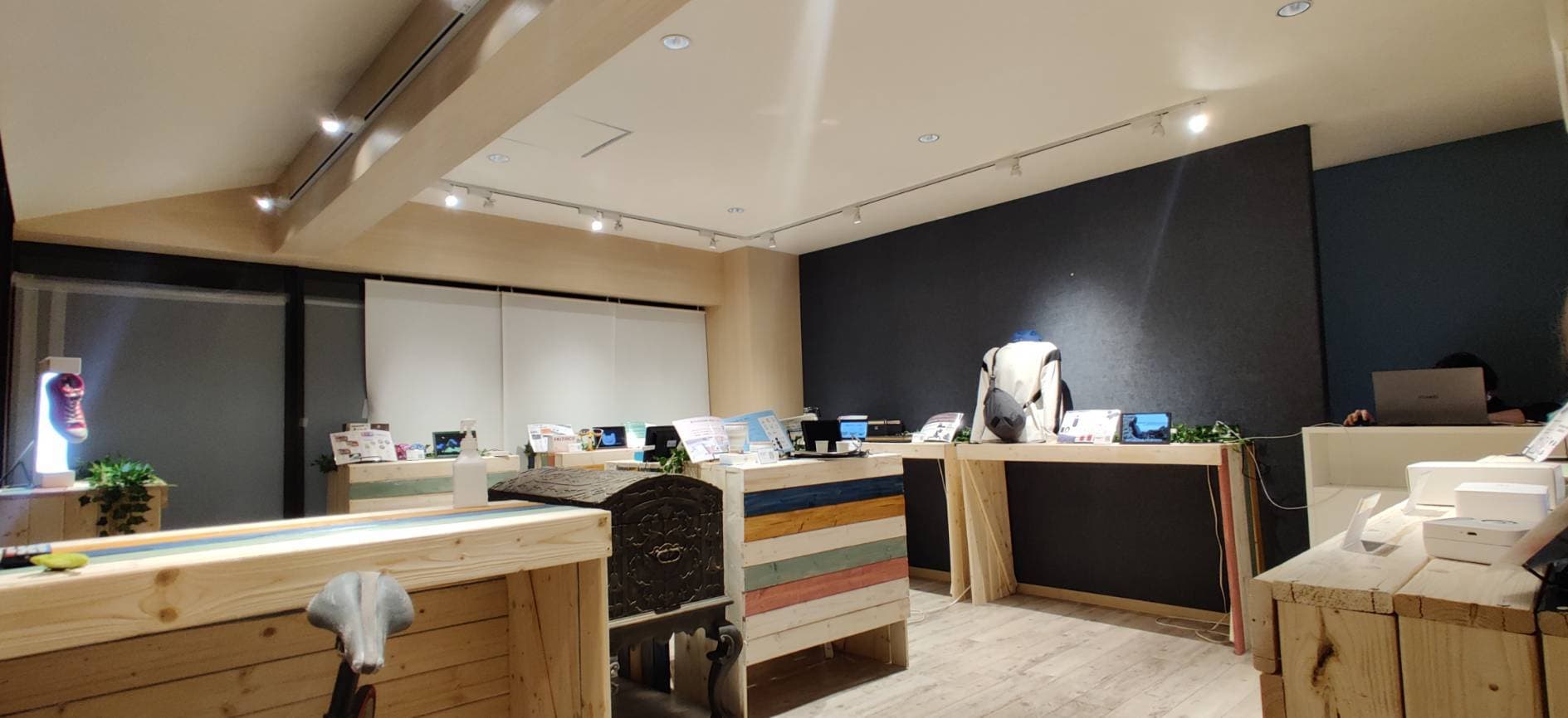 通常設備の什器やディスプレーを設置した写真です。通常このままお渡しします。店舗裏に隠すことも可能です。