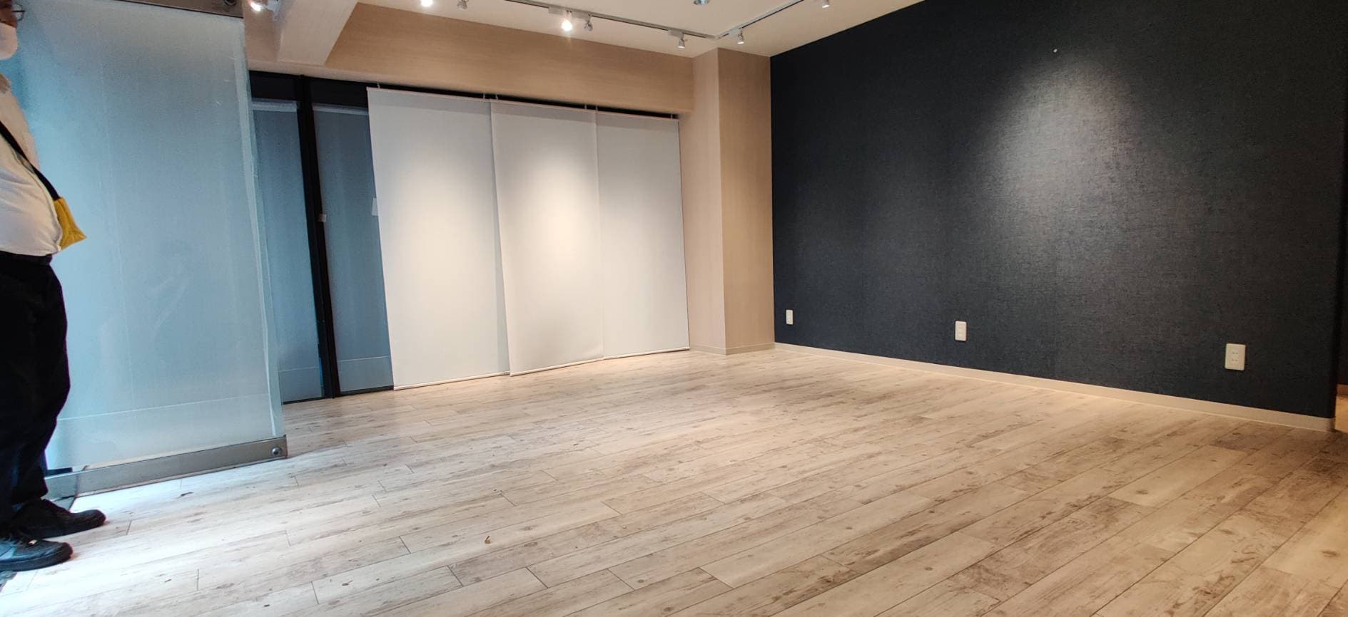 白い面を剥がすとガラス張りとなっております。