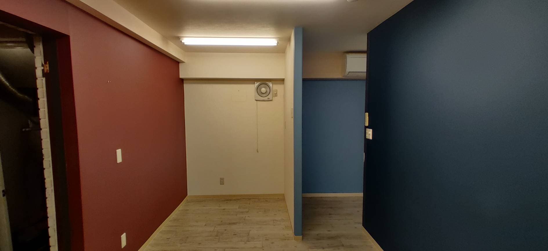 バックスペースです。反対側にも広がっており、現在は机やプリンターなどの備品が備わっております。