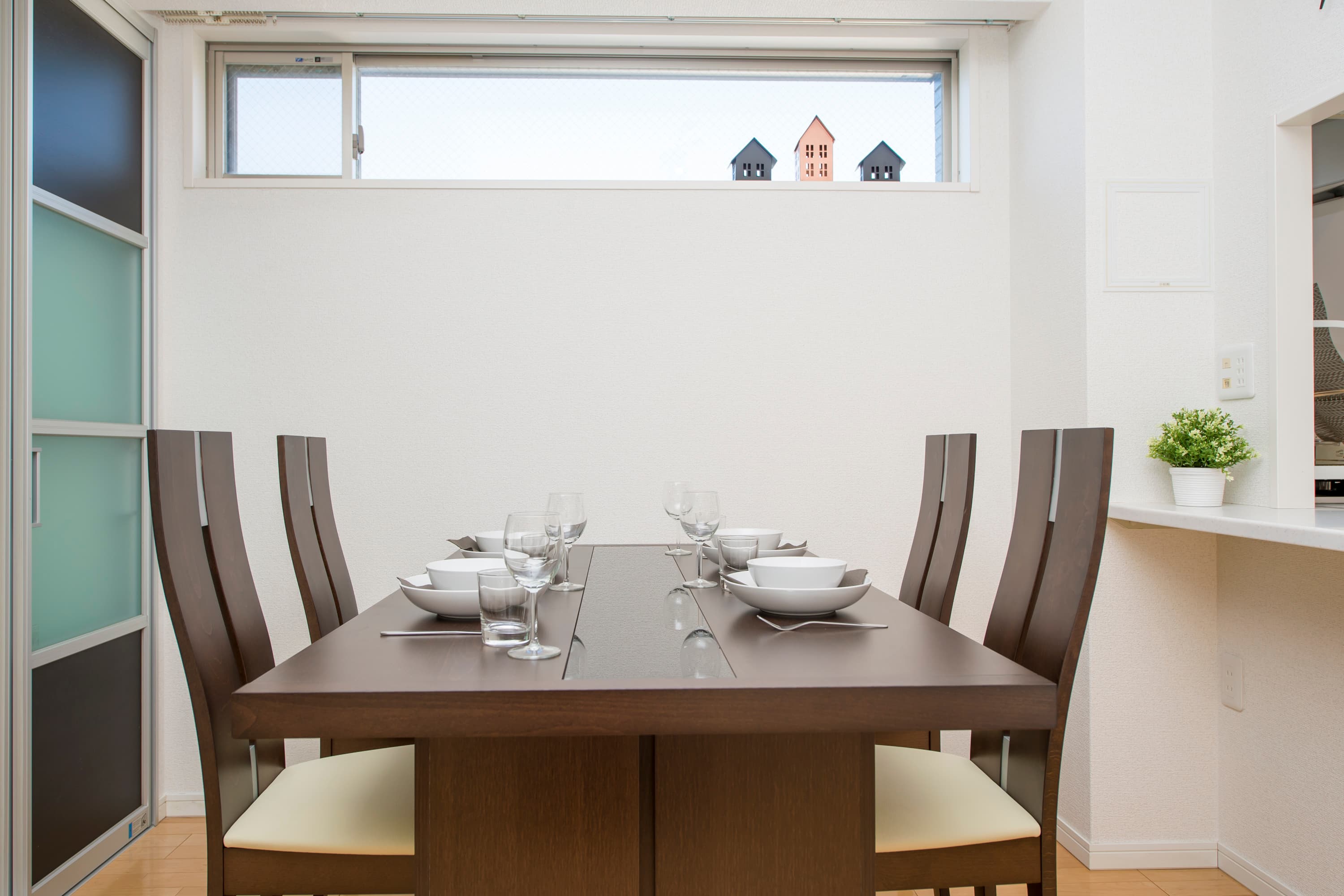 4人掛けのダイニングテーブルがございます。ダイニングチェア4脚+補助椅子2脚ございます。