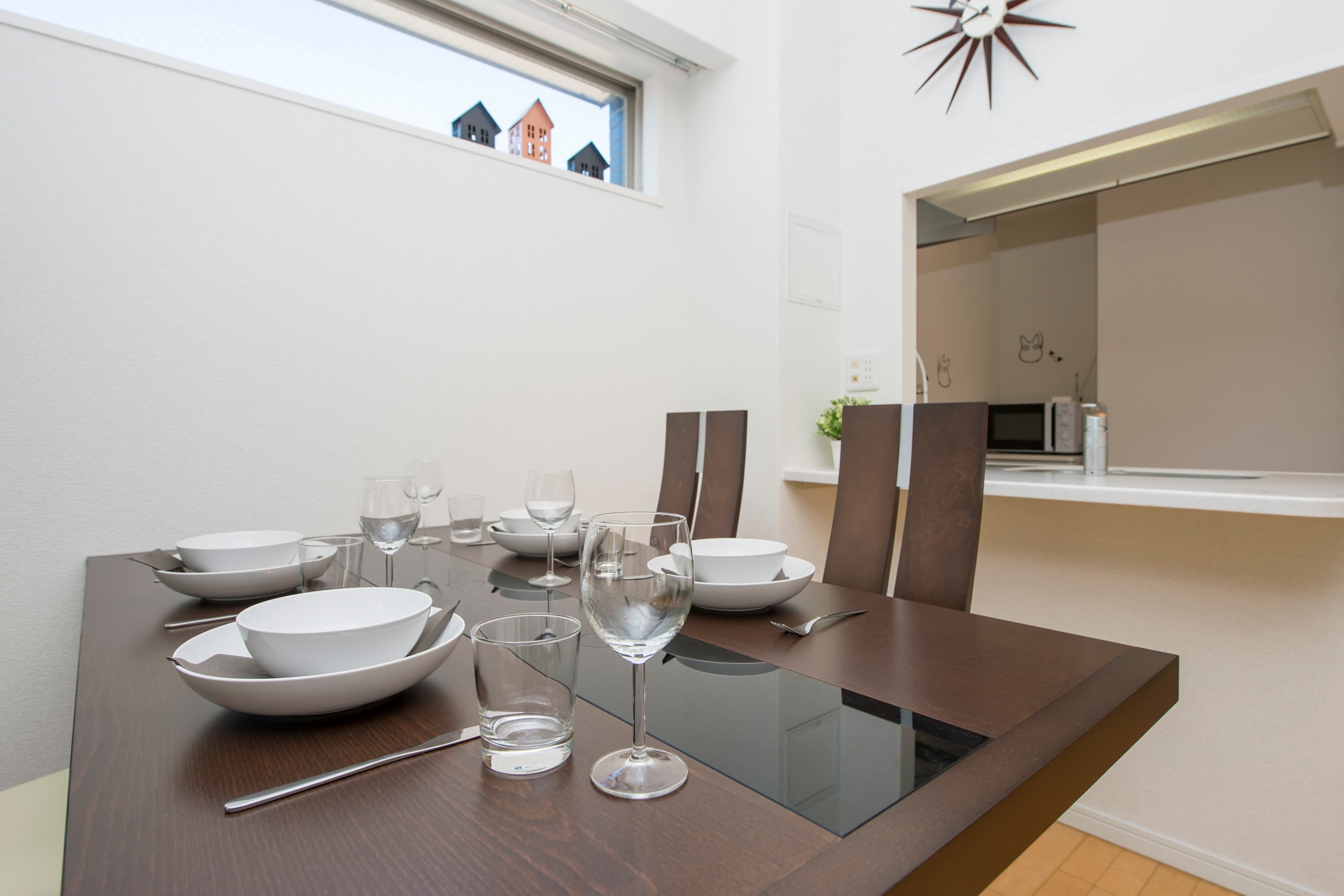 4人掛けのダイニングテーブルがございます。ダイニングチェア4脚+補助椅子2脚ございます。