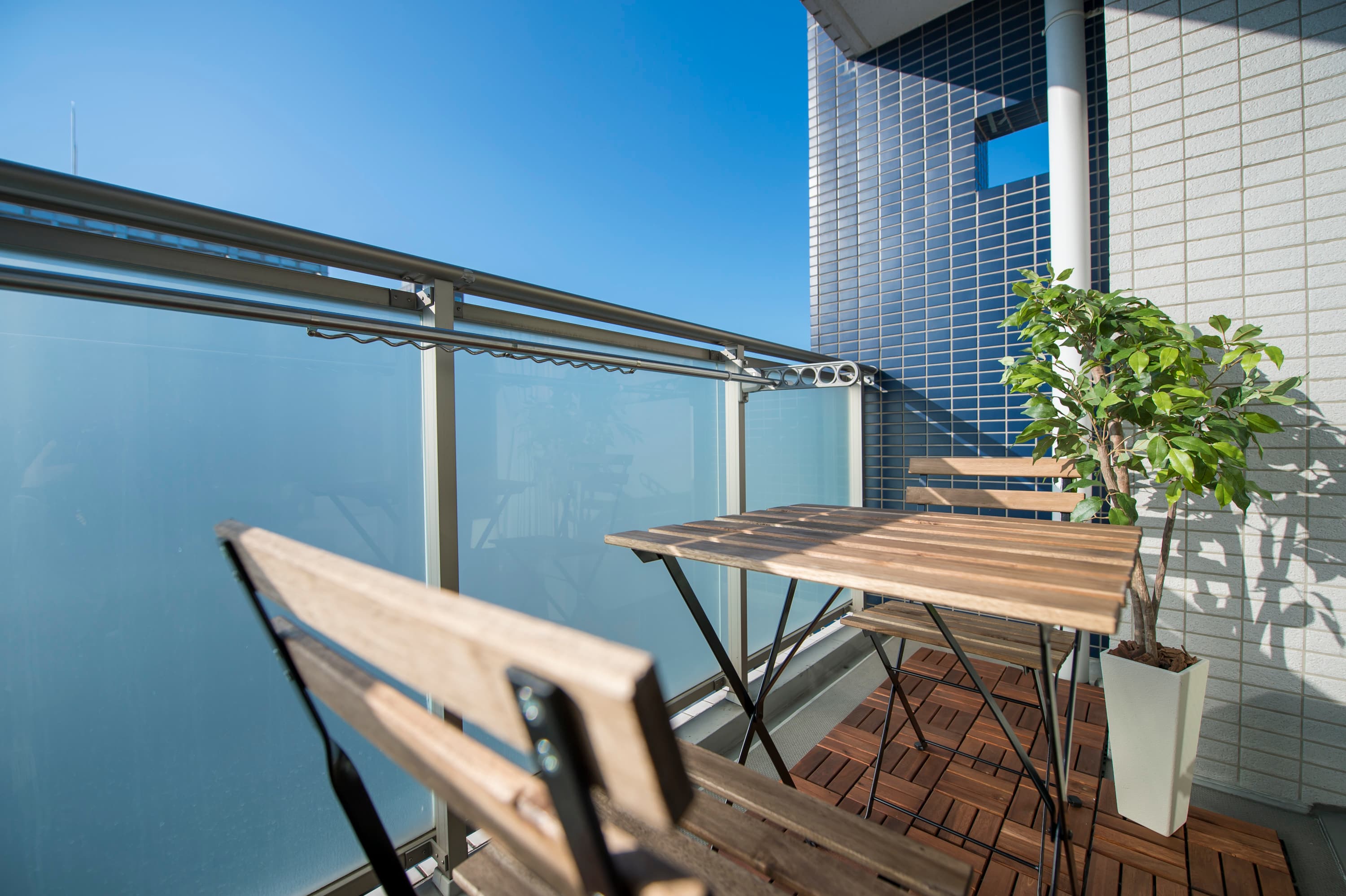 バルコニーには2人掛けのテーブルとイスをご用意しておりますので、ビアガーデンの雰囲気もお楽しみいただけます♪ ※室内、バルコニー