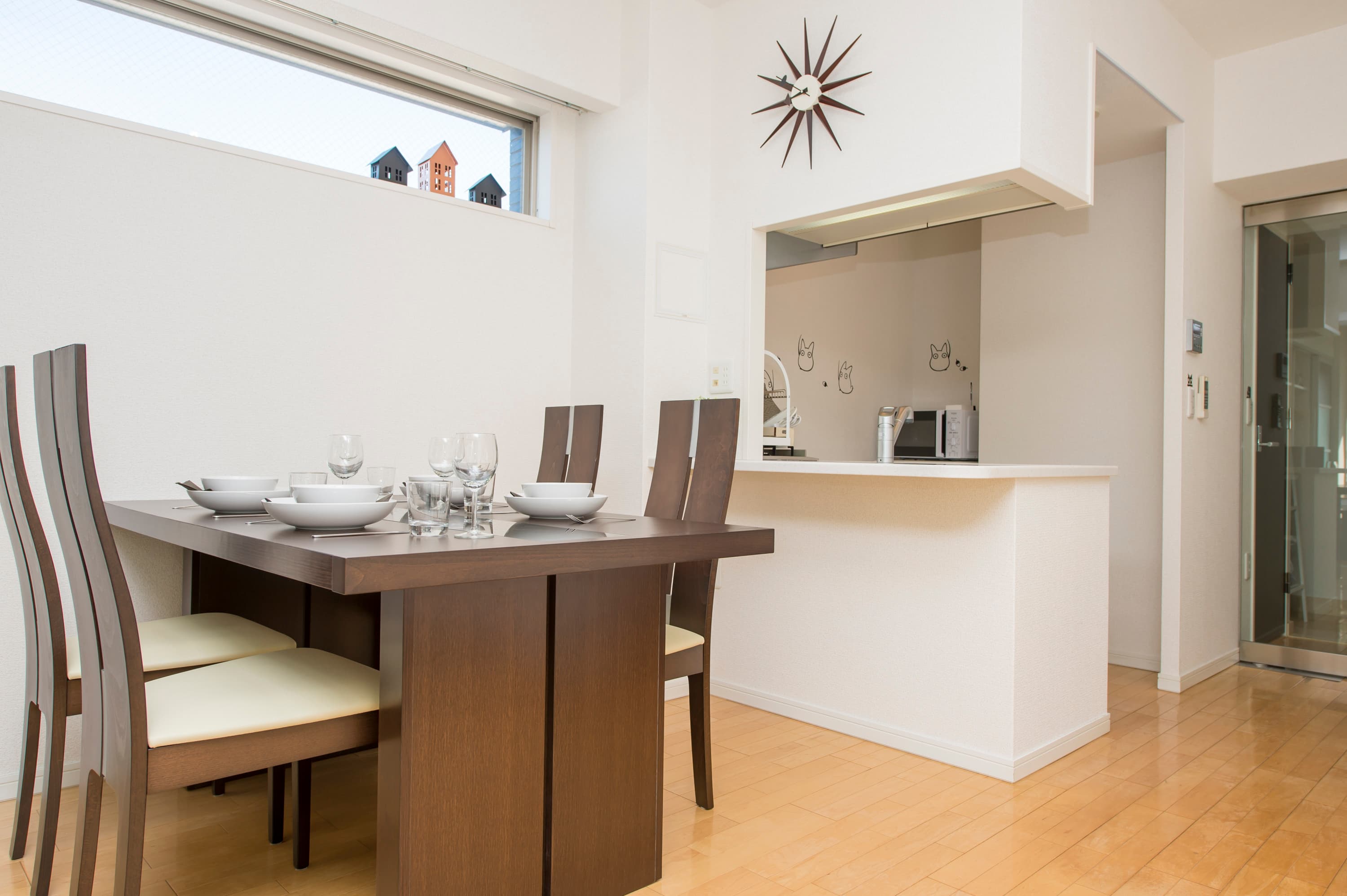 4人掛けのダイニングテーブルがございます。ダイニングチェア4脚+補助椅子2脚ございます。