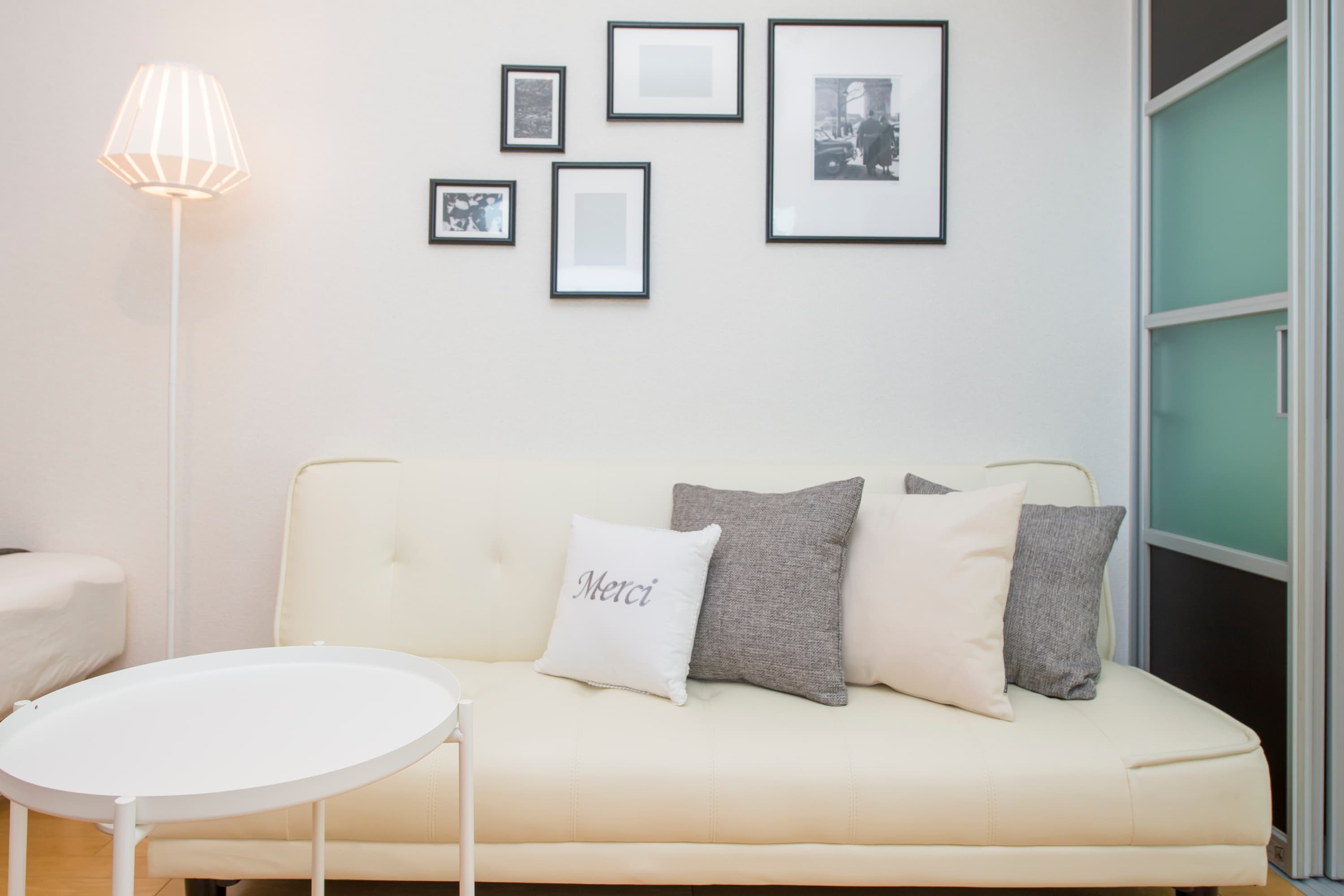 3人掛けのソファがございます。