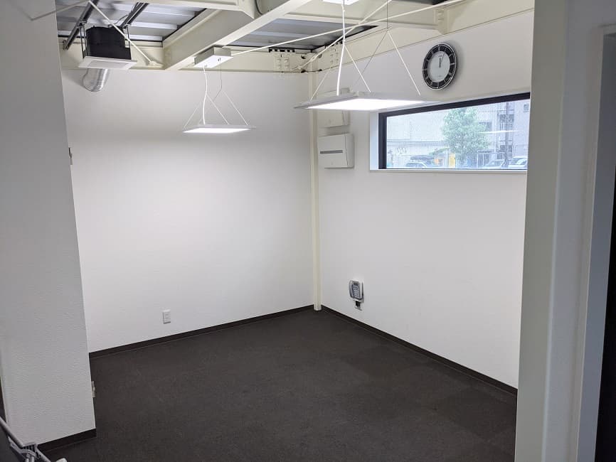 デスクを折りたたむと広々お使いいただけます。