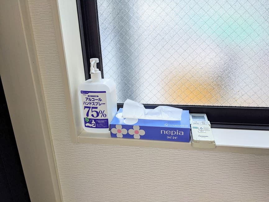 入ってすぐにアルコール置いてあります。