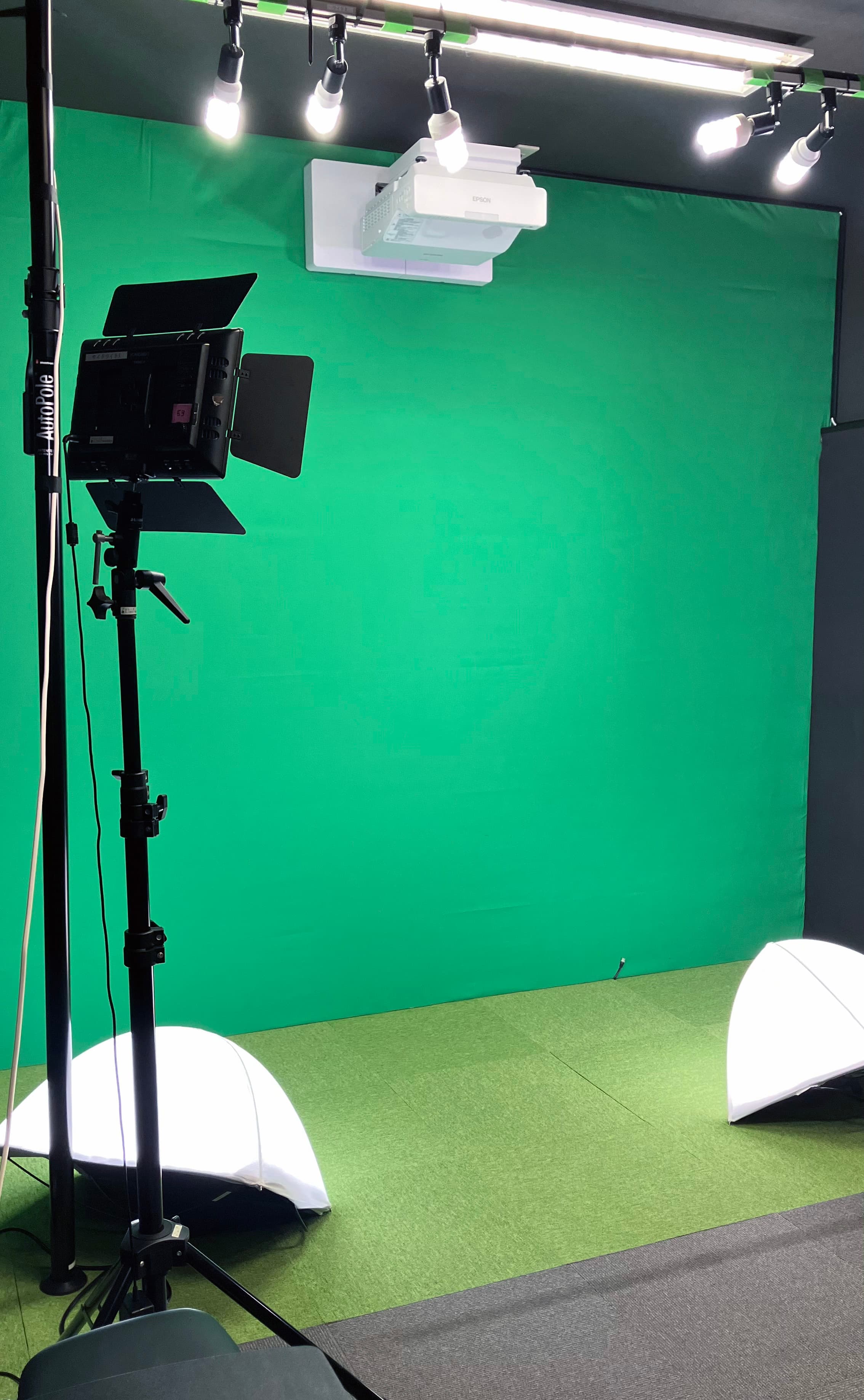 クロマキー撮影が可能です。照明機材も完備しています。