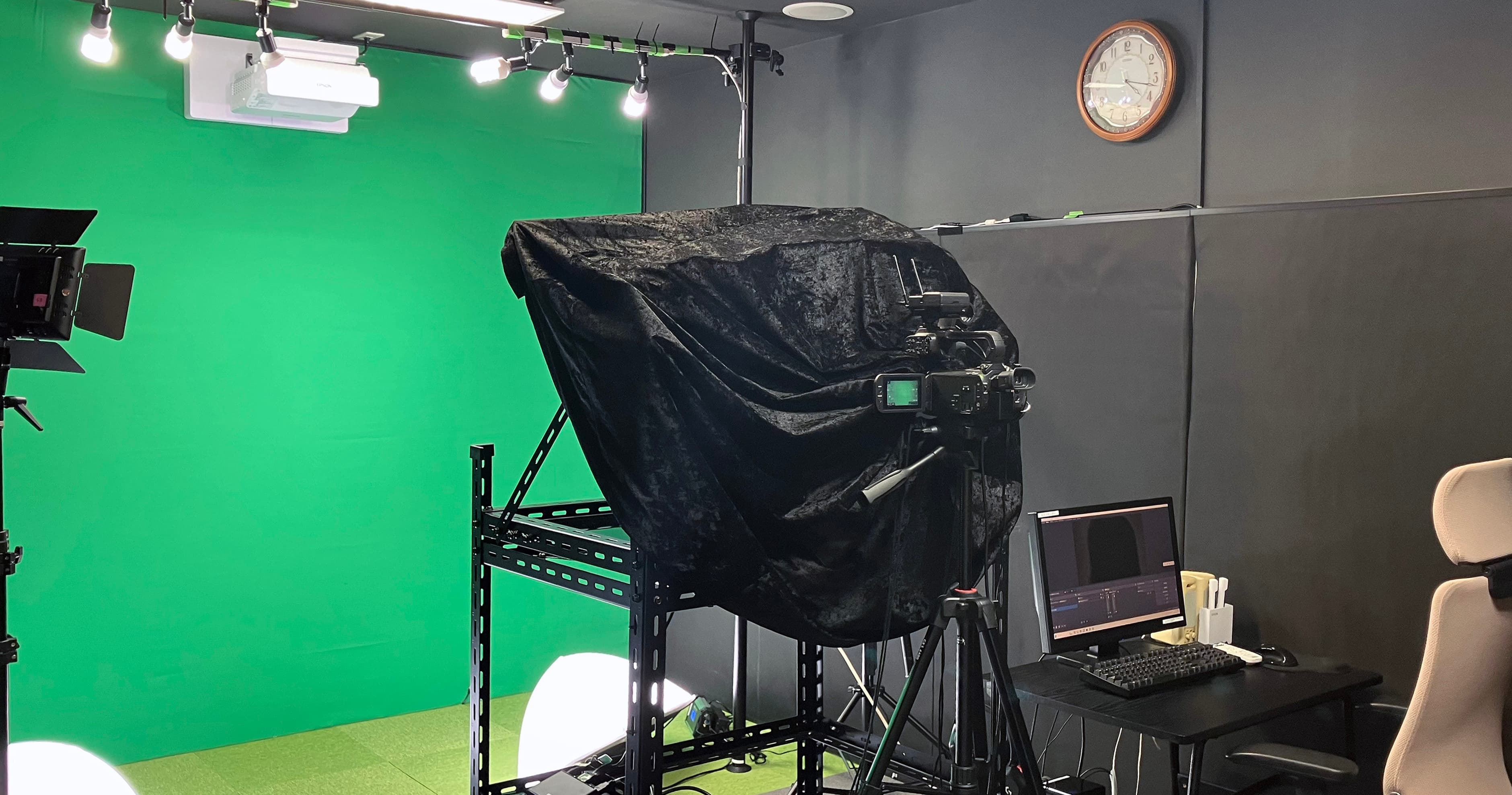 スタジオの全体像です。奥の壁がクロマキースクリーンになっています。手前に映っているのはプロンプターです。原稿を表示させたり、演者