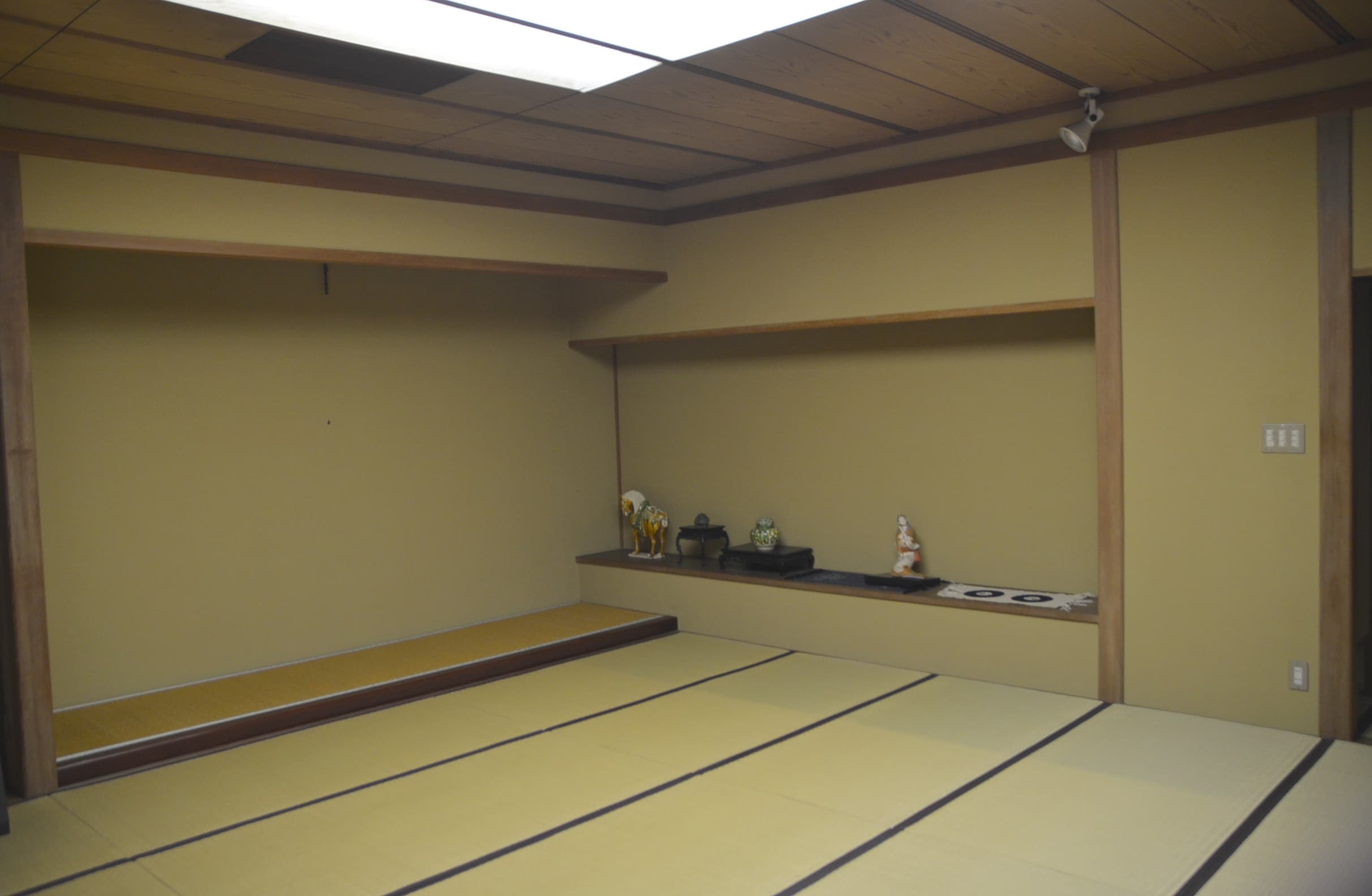 入り口正面の約18畳の和室です。