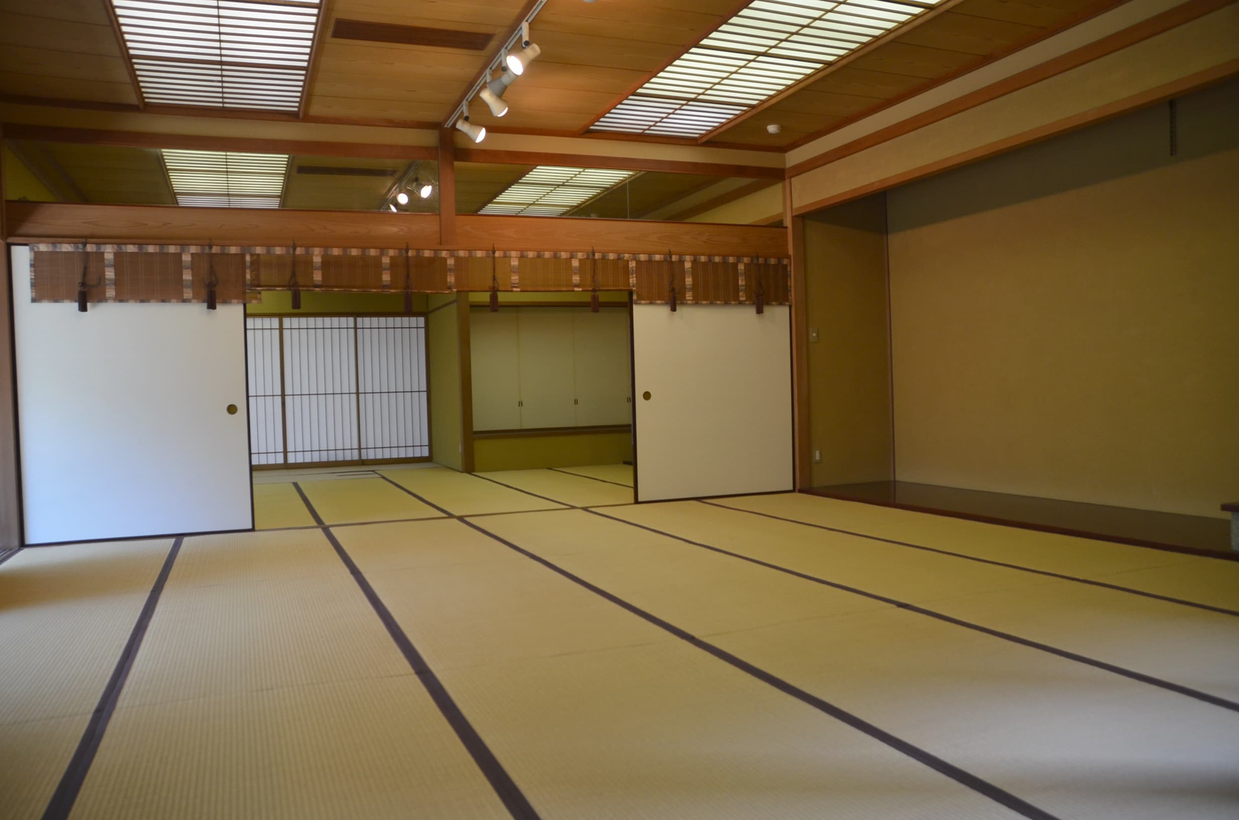 室内中央の約21畳の和室です。