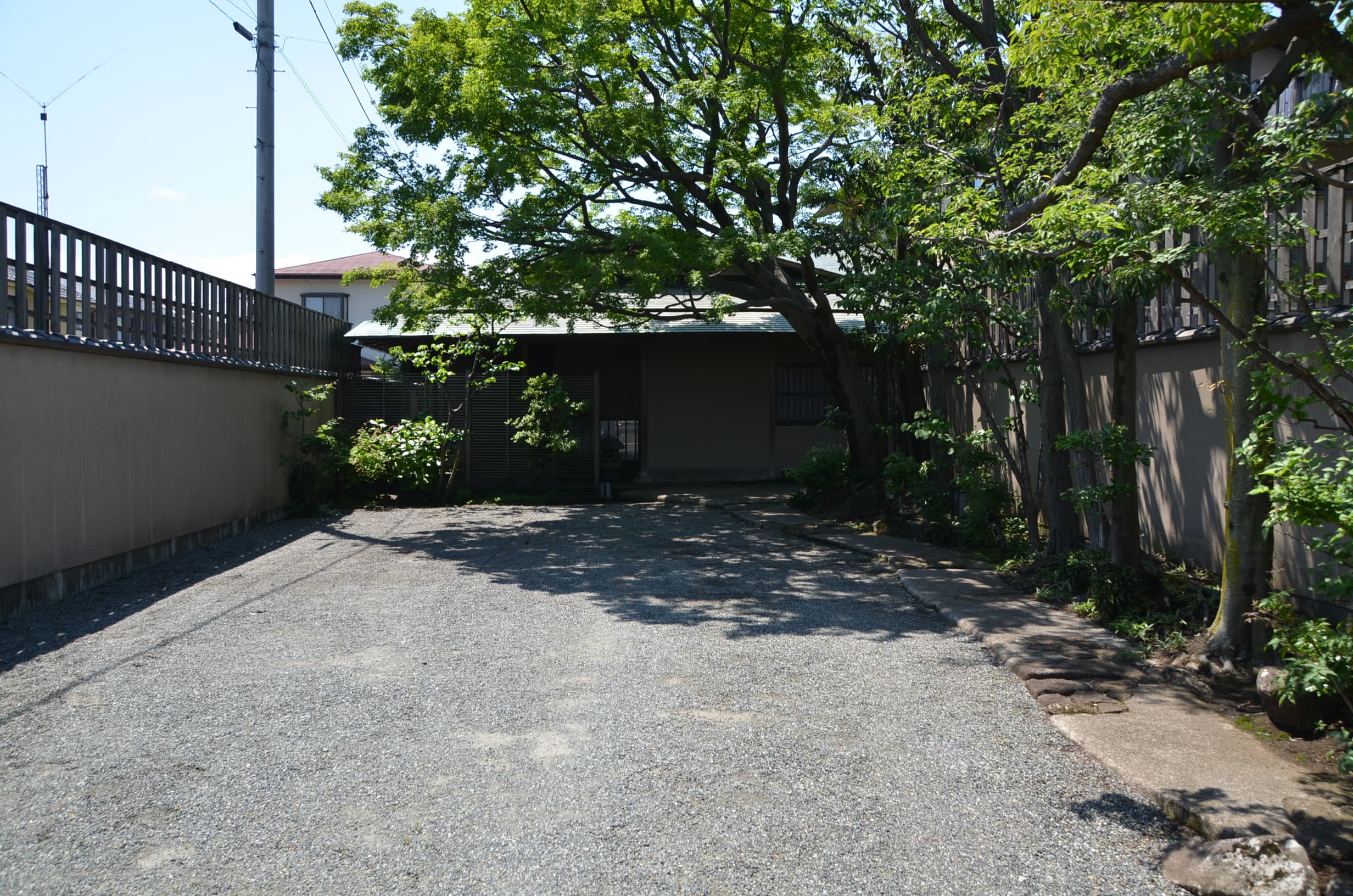 広々駐車スペース(5台まで駐車可能です。)