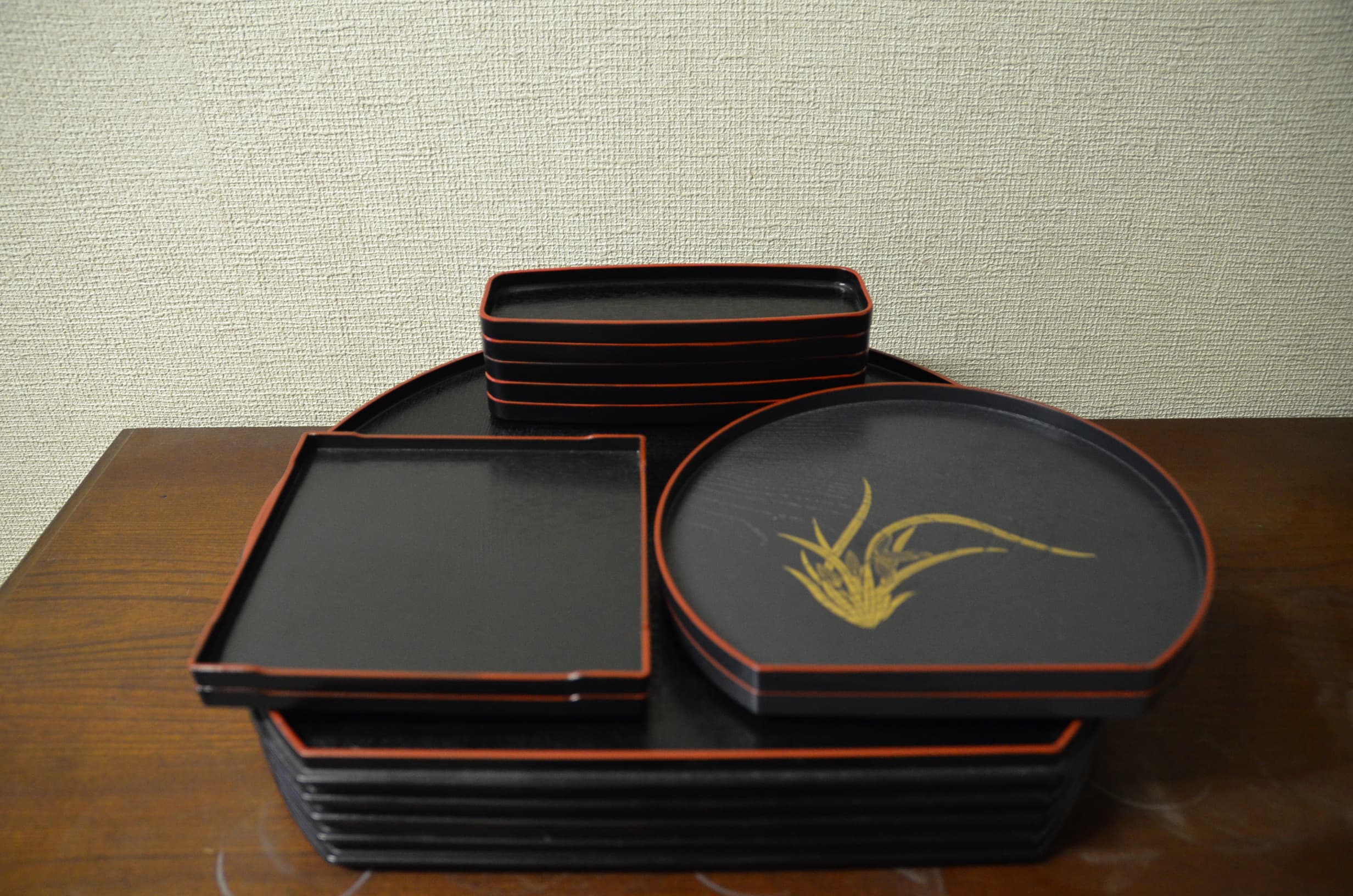 漆塗りのお盆、おしぼり置き、菓子皿等のご用意ございます。(数に限りございますので、事前にお問い合わせ下さい。)