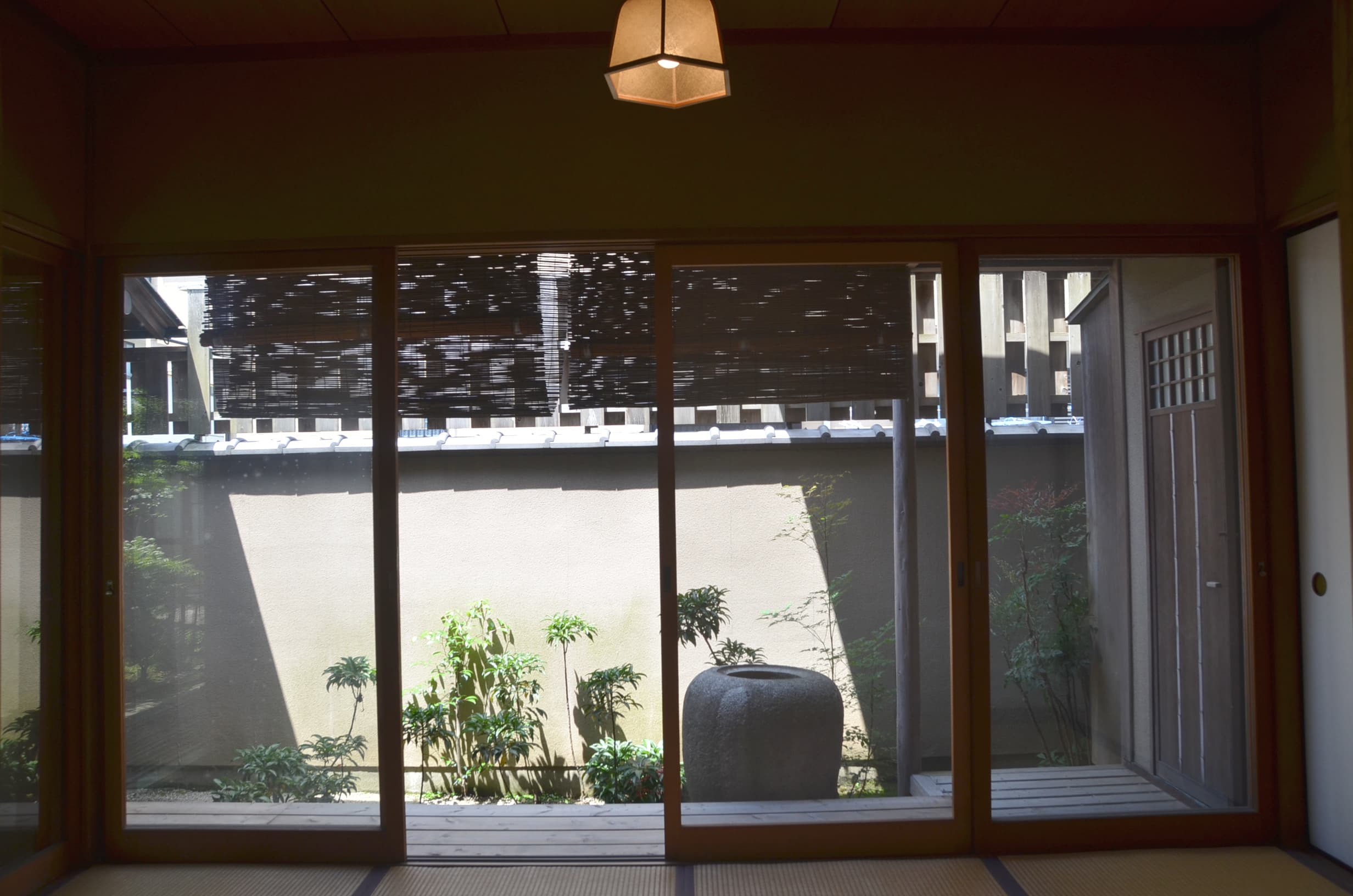 光の差し込む風情感じられる縁側です。