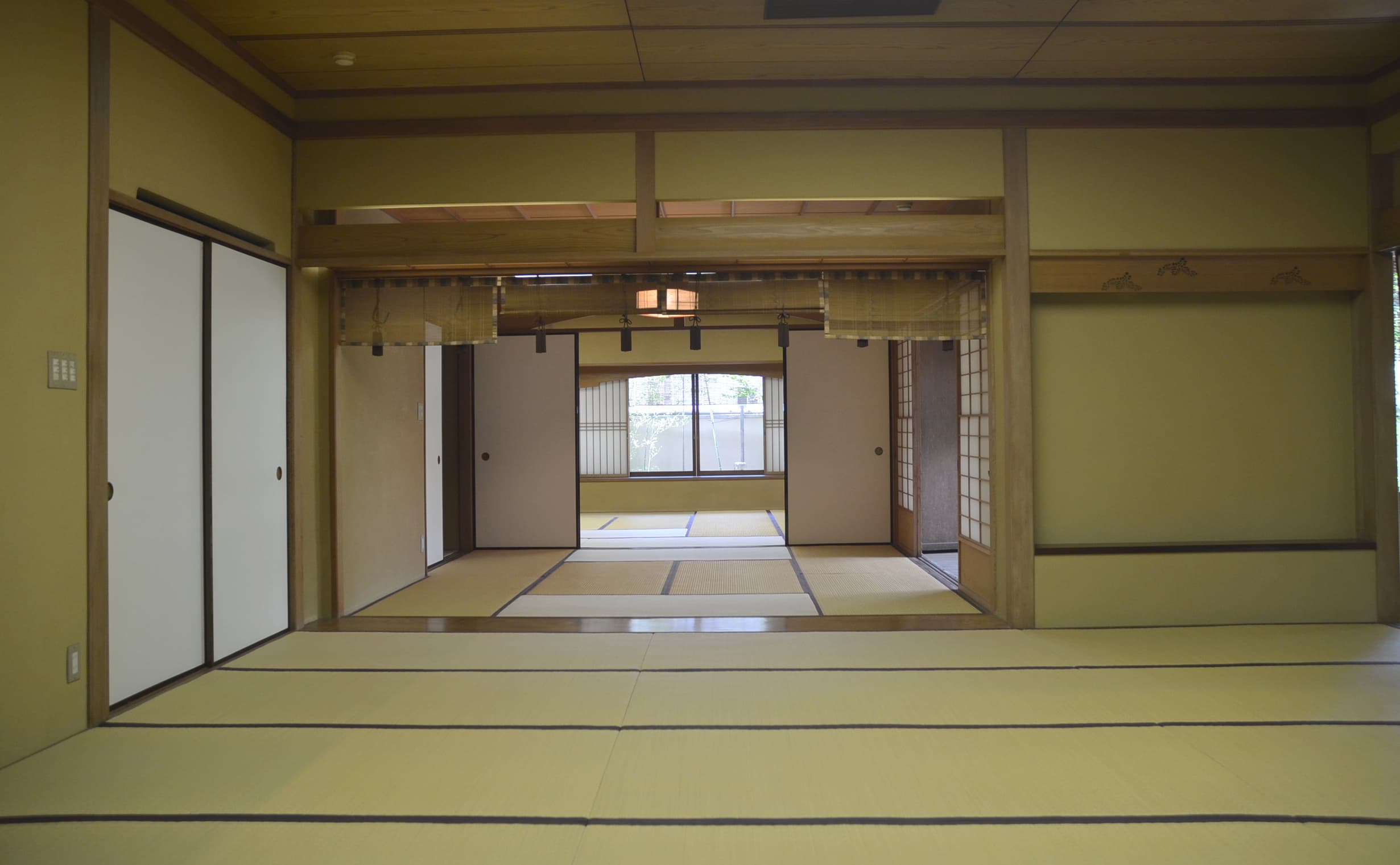 正面左側の和室です。(8畳+17畳の和室側に襖(ふすま)があります)