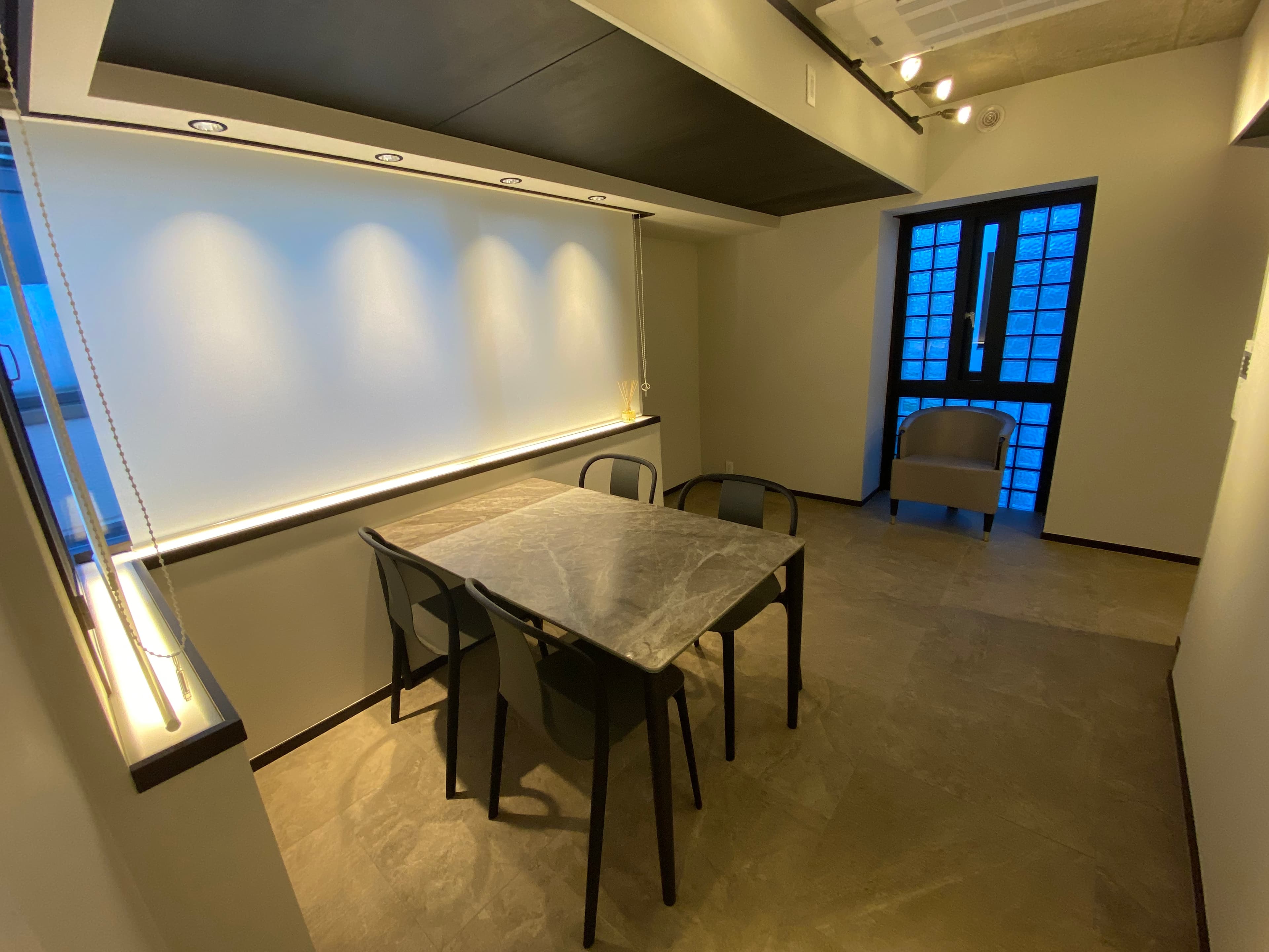 大理石をふんだんに使い高級があり、間接照明は落ち着いた空間を演出します。