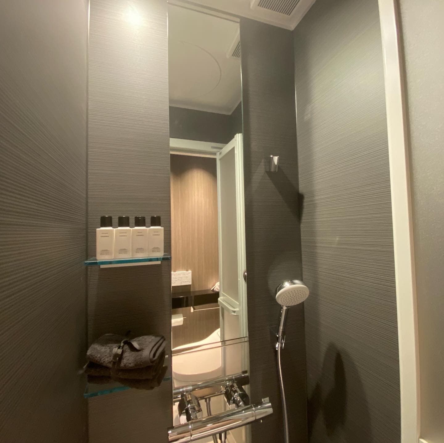 シャワースペースあり、タオルは別途でレンタルできます。