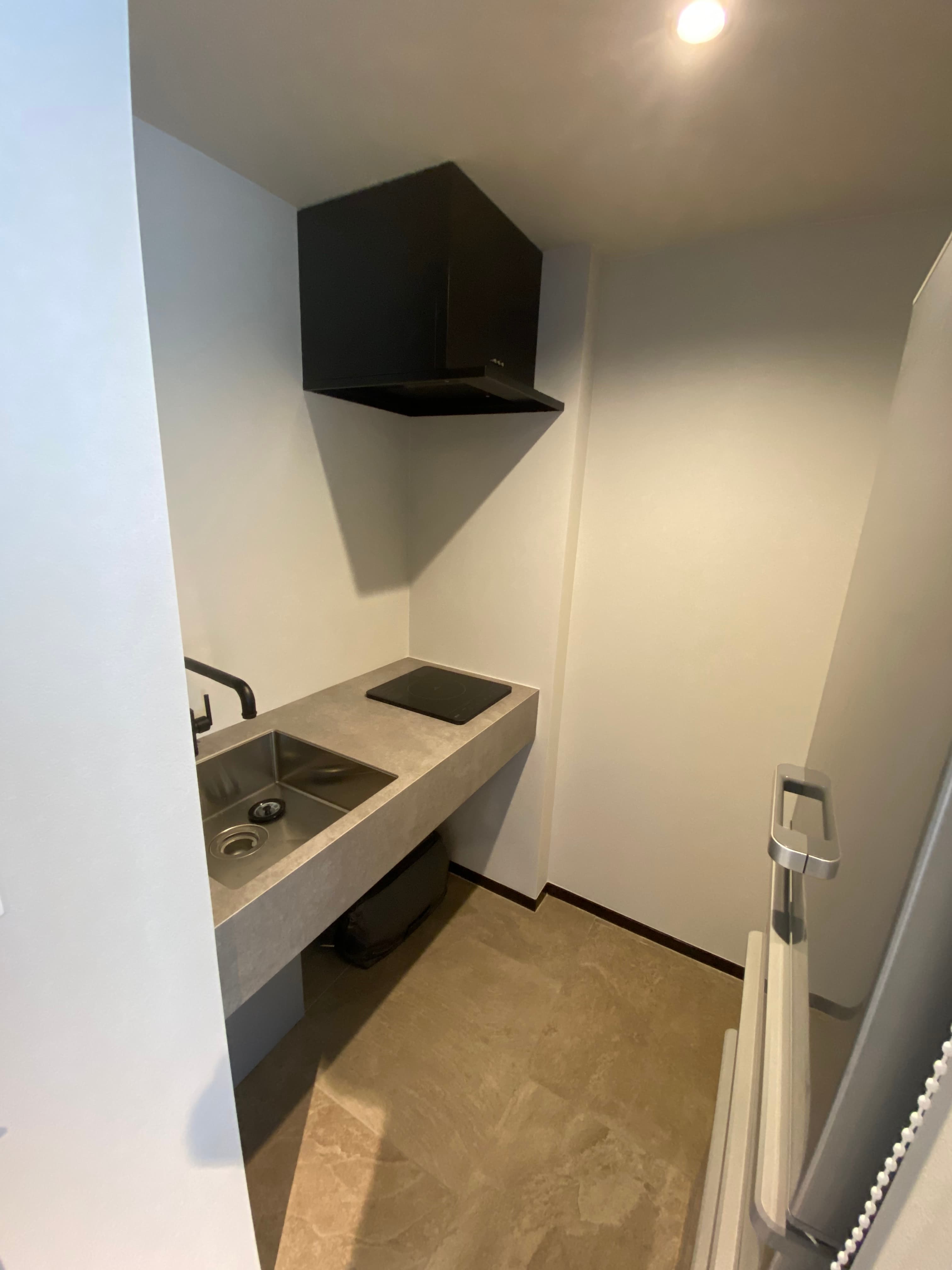 IHと広いシンク、カウンター型のおしゃれなキッチンです。