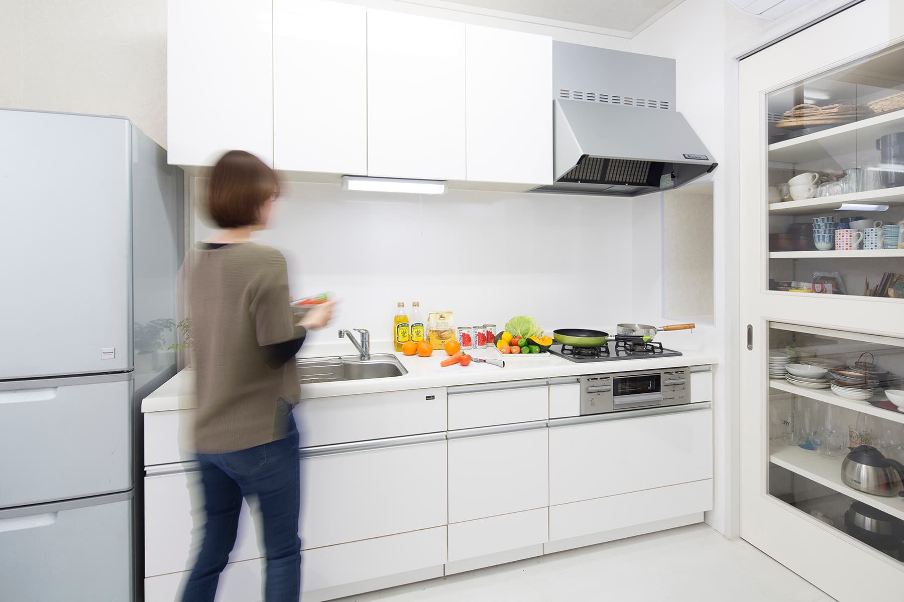 キッチン 広々使えるキッチン完備。撮影用の食器類や冷蔵庫(撮影スタジオ内に2台、全3台)が揃っており、キッチン横にはスペースもあ