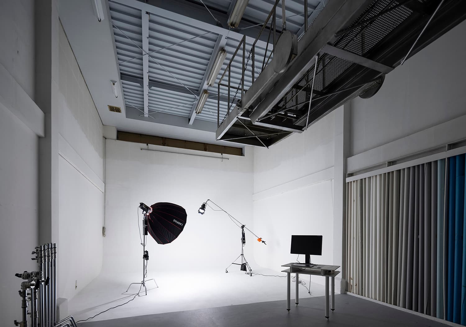 6.5m×15.5m×5.5(H)m / 1面ホリゾント 商品搬入口 2×2.5(H)m