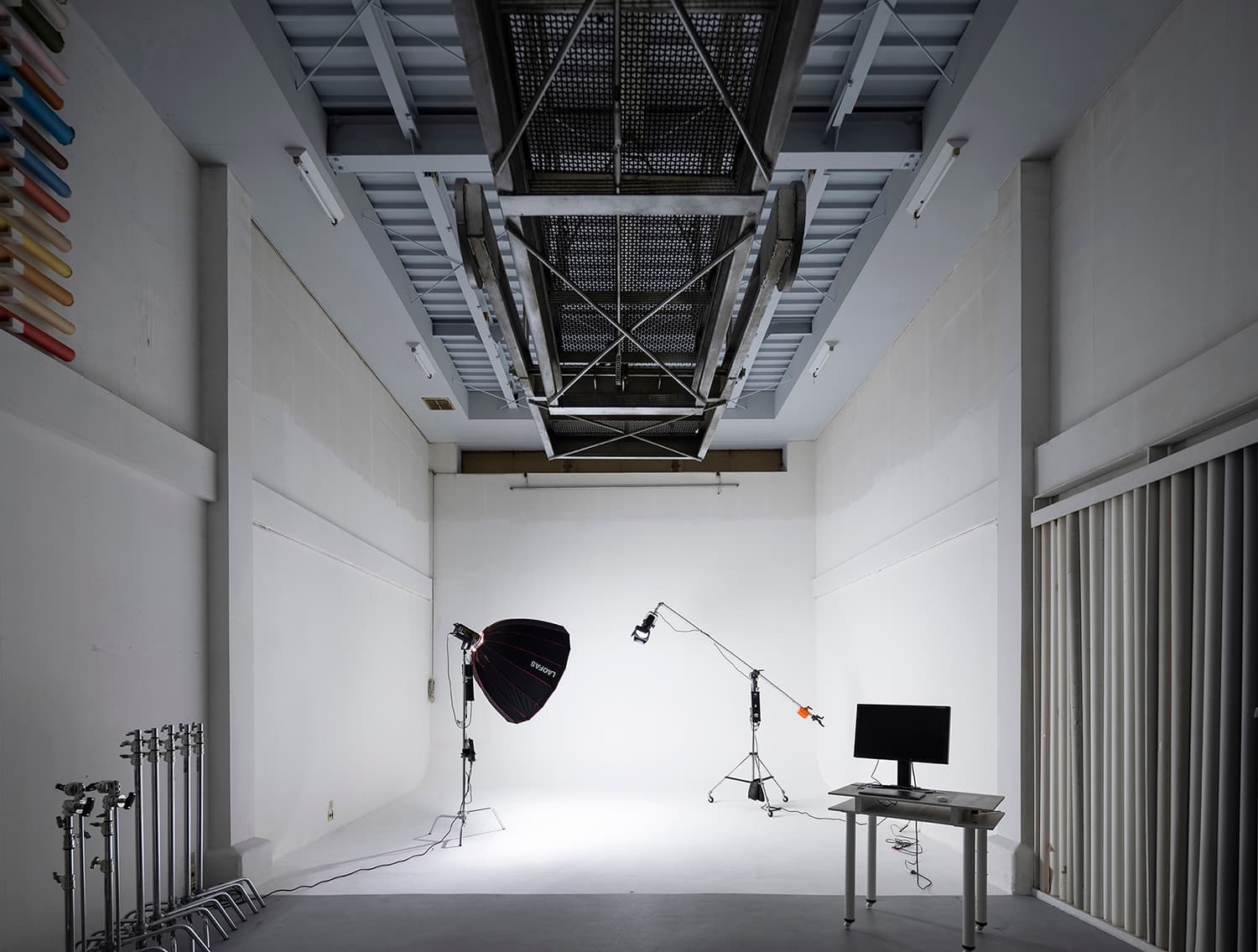 スタジオの高さを生かしたライティングから、白ホリのやわらかいバウンス光を利用した演出まで、ライティング自由度の高いスペースです。