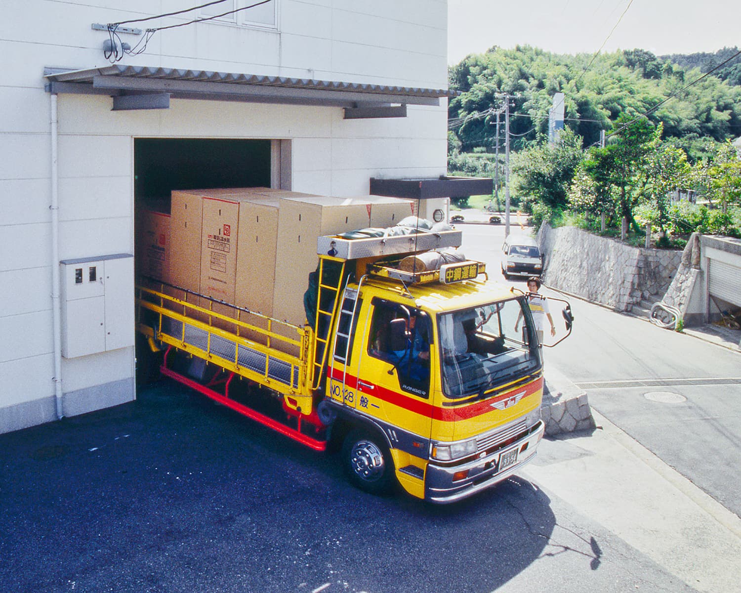 大型商品搬入口は3×3.8(H)mあり、4tトラックがスタジオ内に入れます。300kgまでの手動フォークリフトも完備しております