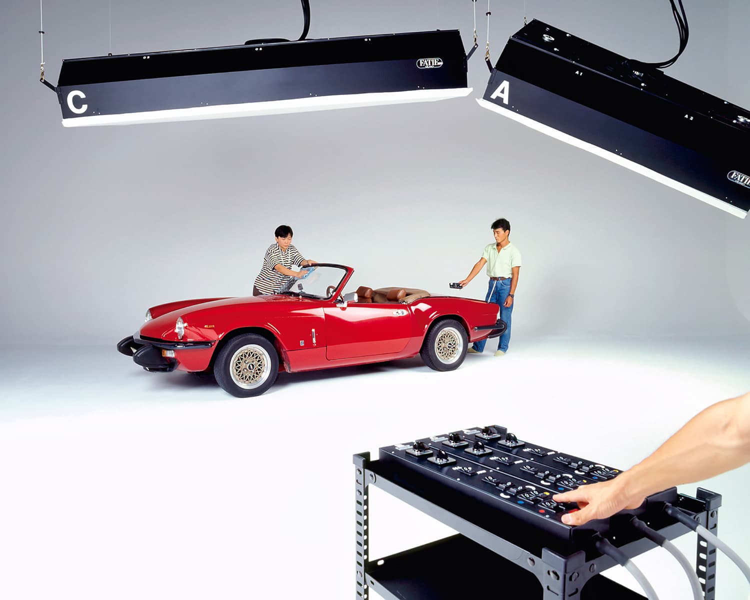 全電動エアバンクシステム(FATIF社製) FATIFのエアバンクシステムで中央3m幅、外2基は2m幅の大型の電動照明でストロ