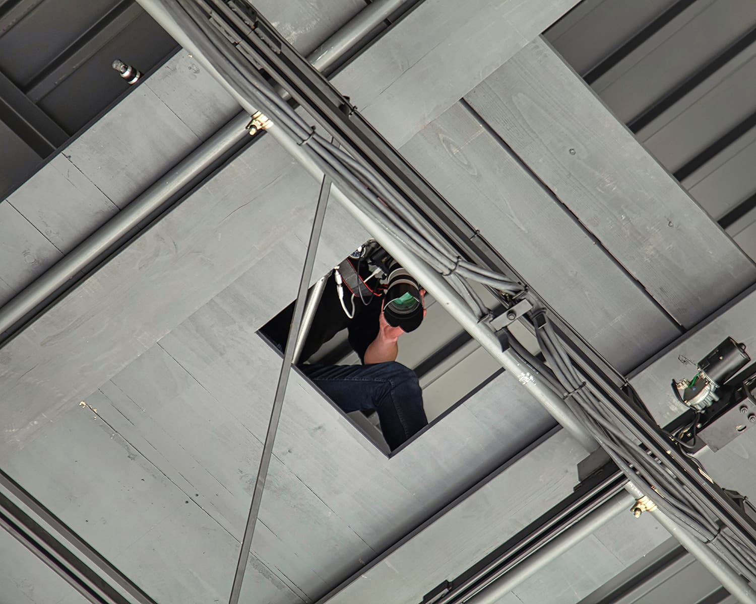 真俯瞰撮影デッキは真下に80坪のホリゾント、高さは7.5mあります。高さ調整不可。 ここから撮影ご希望の場合は手すり等がございま