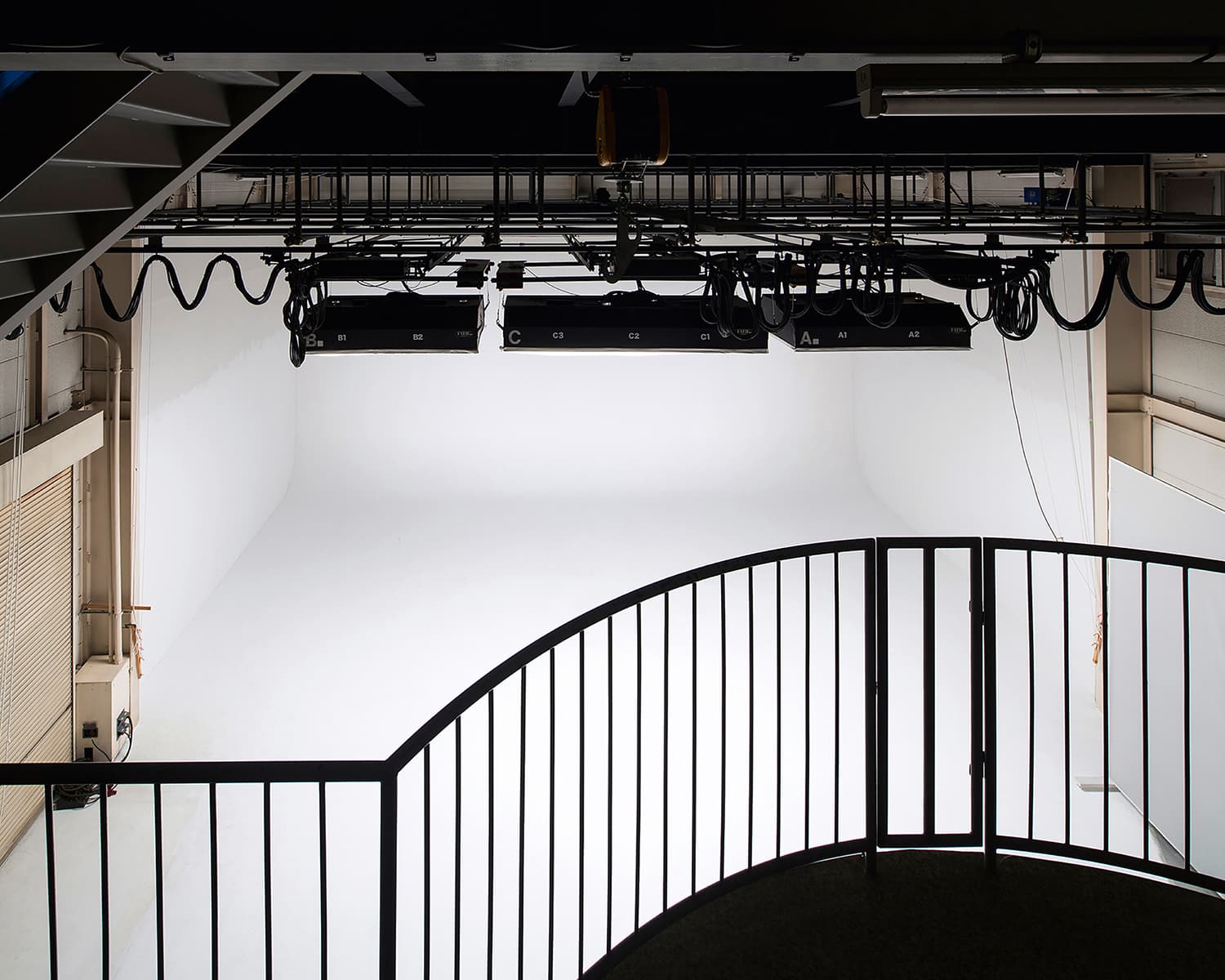 2F斜俯瞰撮影デッキ 高さ4.4mの斜俯瞰デッキ。デッキの他3.5mの大型脚立なども用意してあります。 大型商品や大人数の集合撮